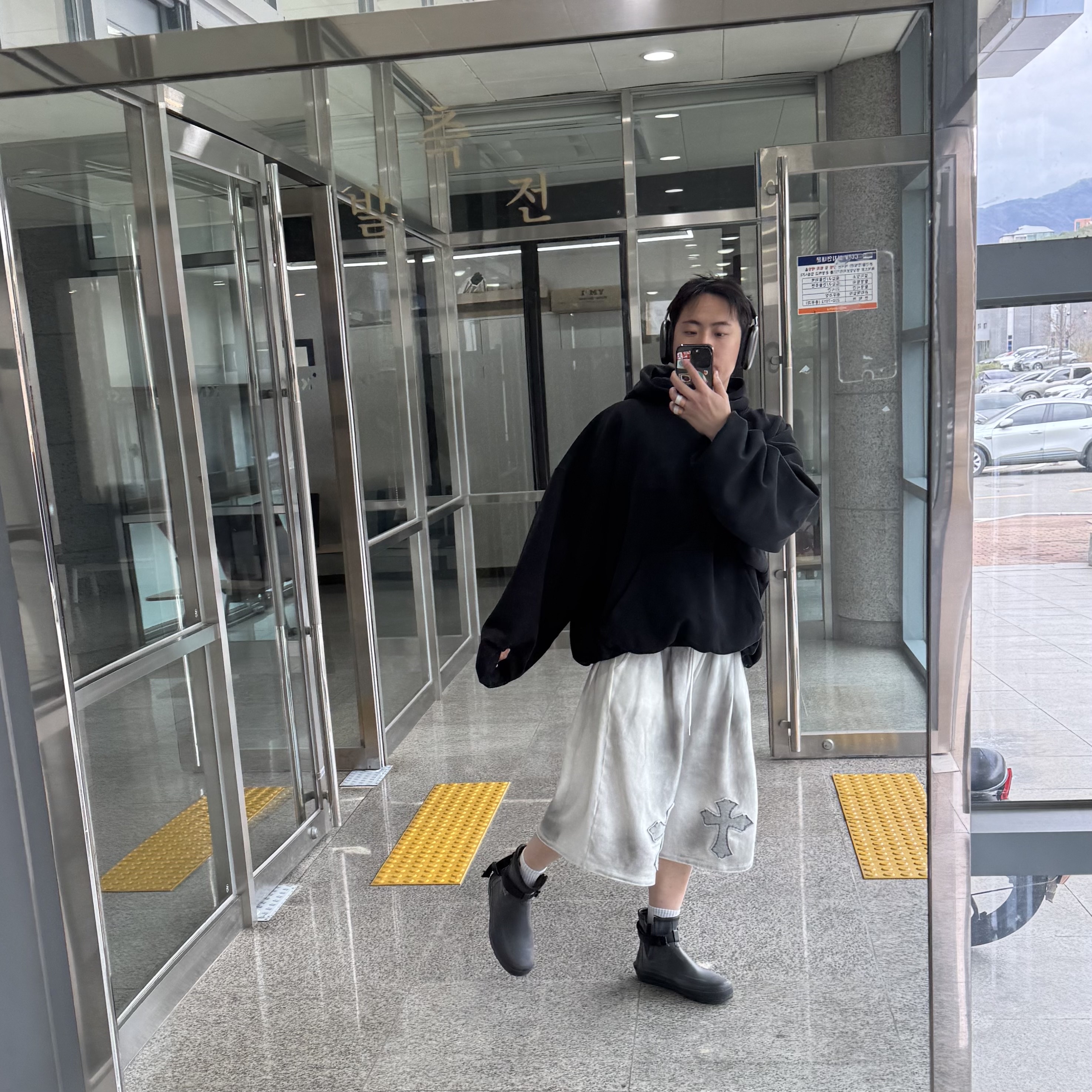 Yeezy Gap Engineered By Balenciaga Dove Hoodie Washed Black 착용 스타일