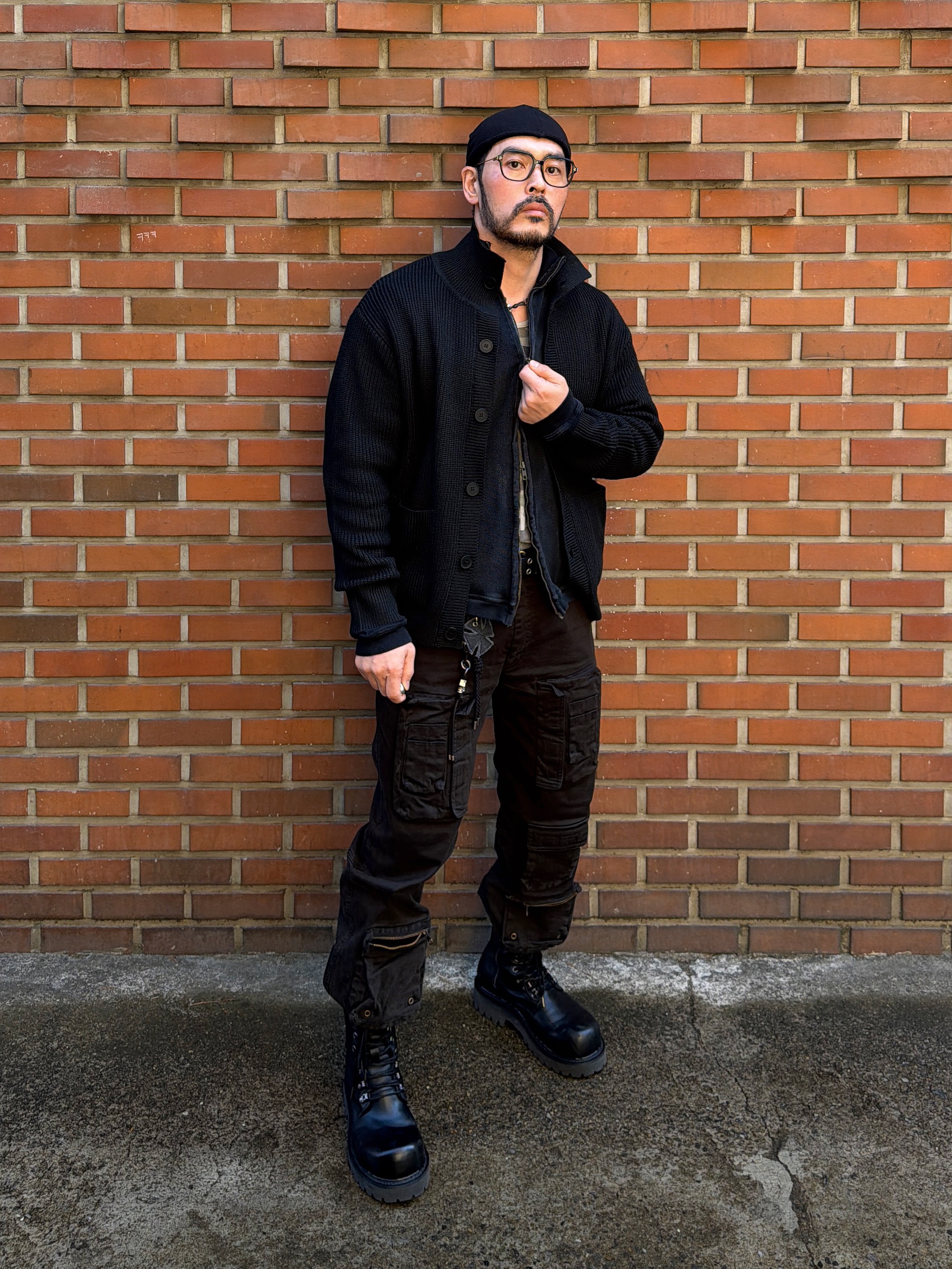 Undermycar Mu.156 Classic Logo Brush Washed Ribbed Mock Neck Zip-Up Washed Black, Undermycar Alghul Vintage Tactic Cargo Pants After Dark - 23SS 착용 스타일 - 2