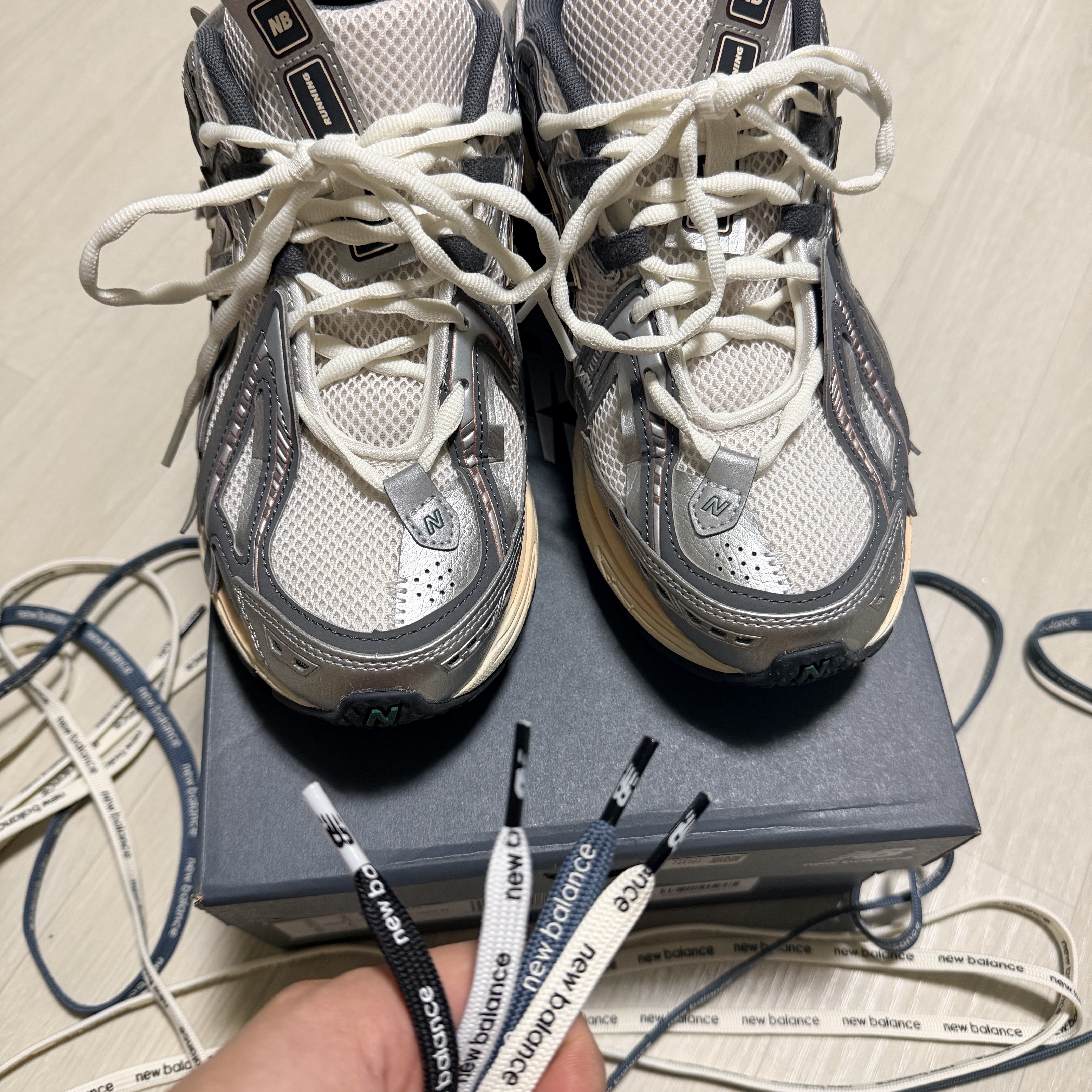 New Balance 1906A Silver Metallic Castlerock 착용 스타일 - 2
