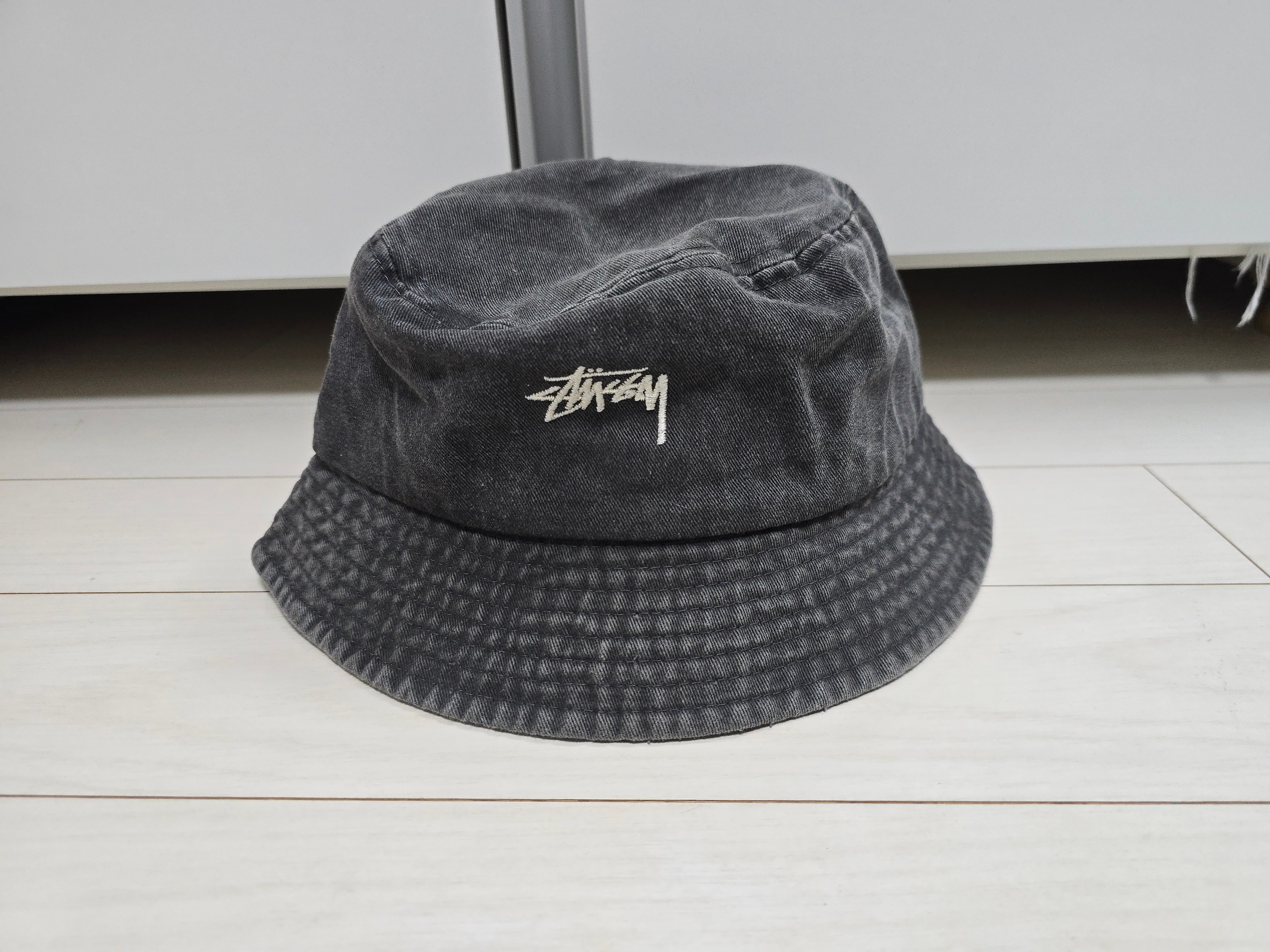 Stussy Washed Stock Bucket Hat Charcoal 착용 스타일