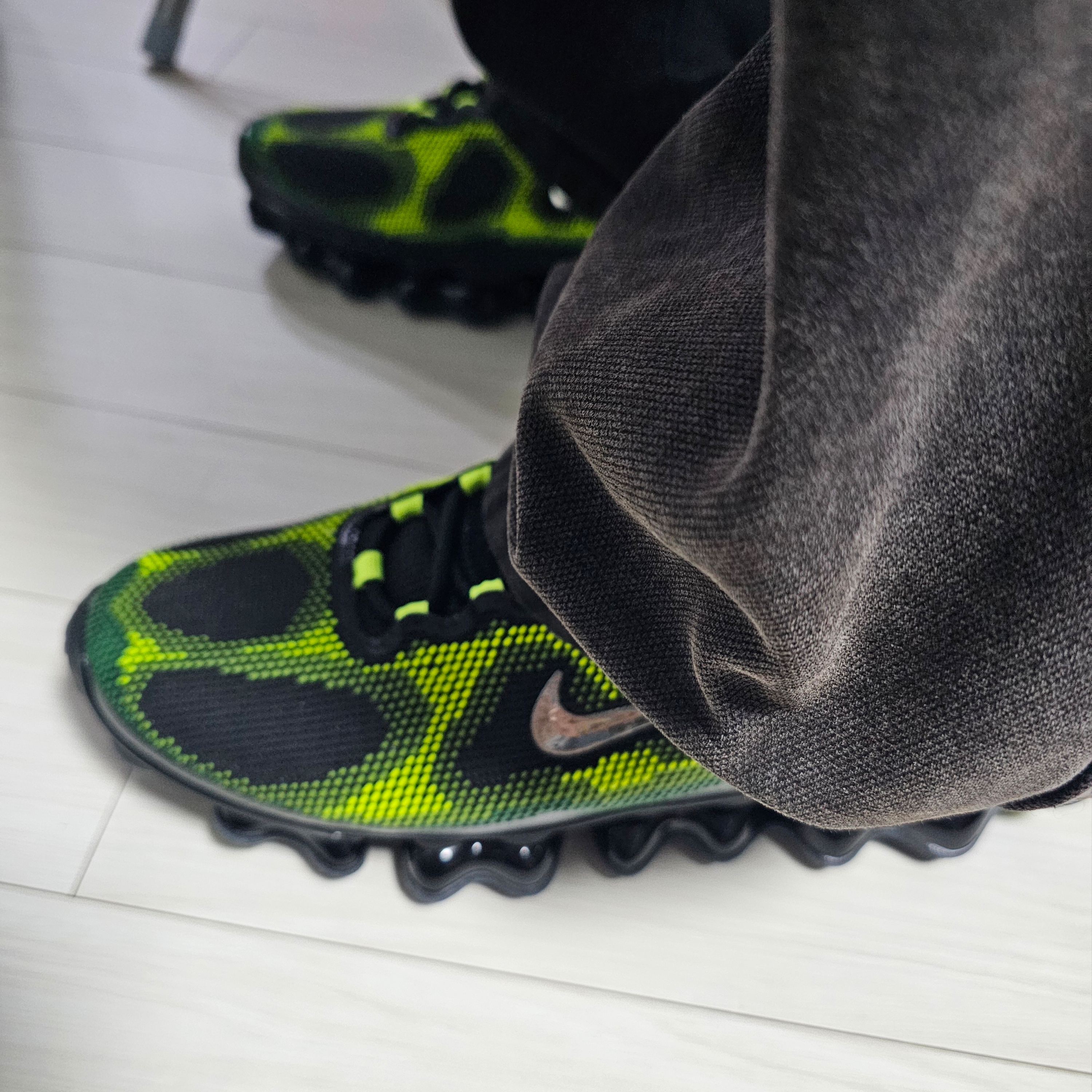 Nike Air Liquid Max Radiant Green and Green Apple 착용 스타일 - 1