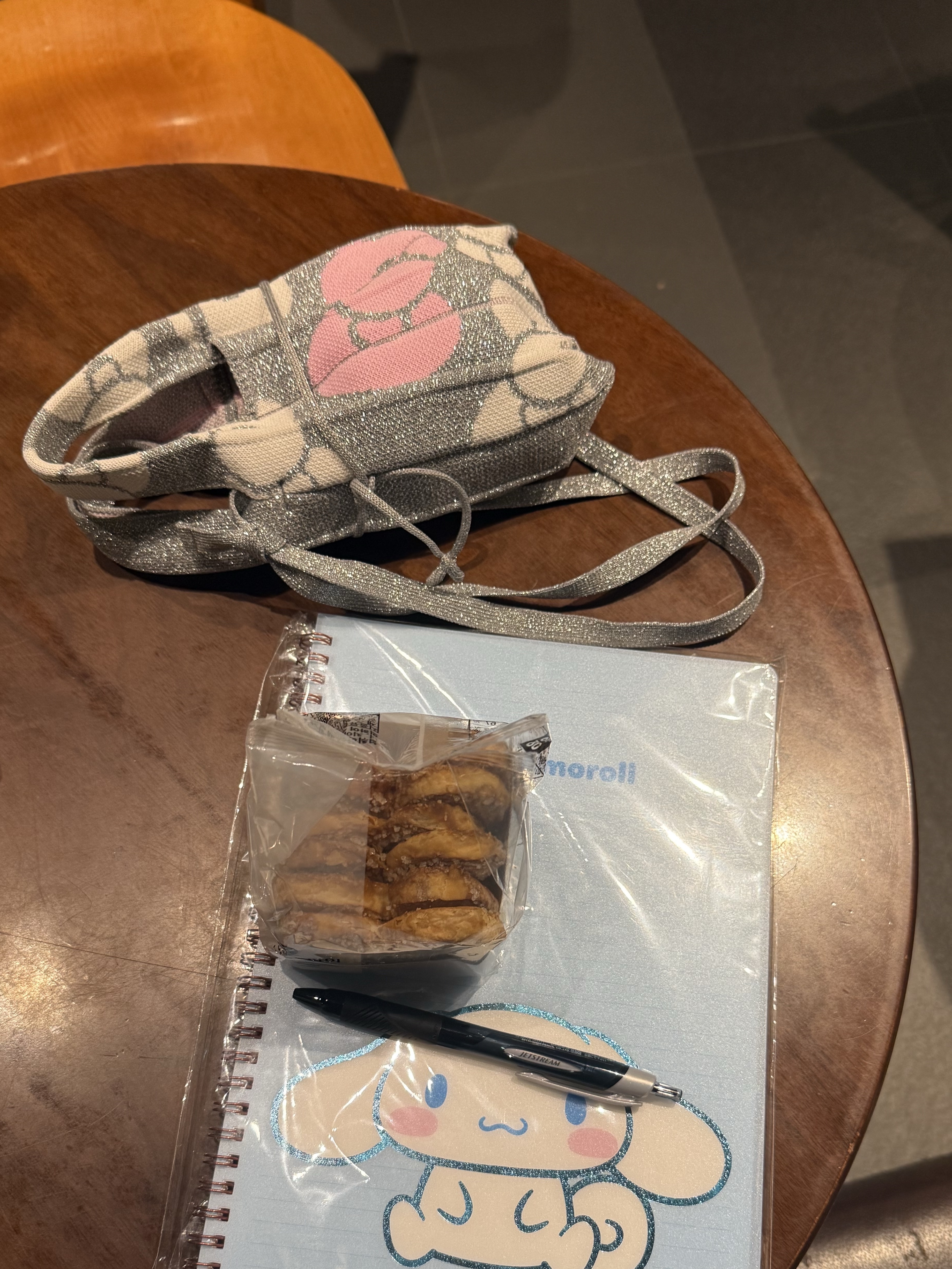 Joseph&Stacey Lucky Pleats Knit Mini Cross Leopard Hello Kitty Platinum 착용 스타일 - 1