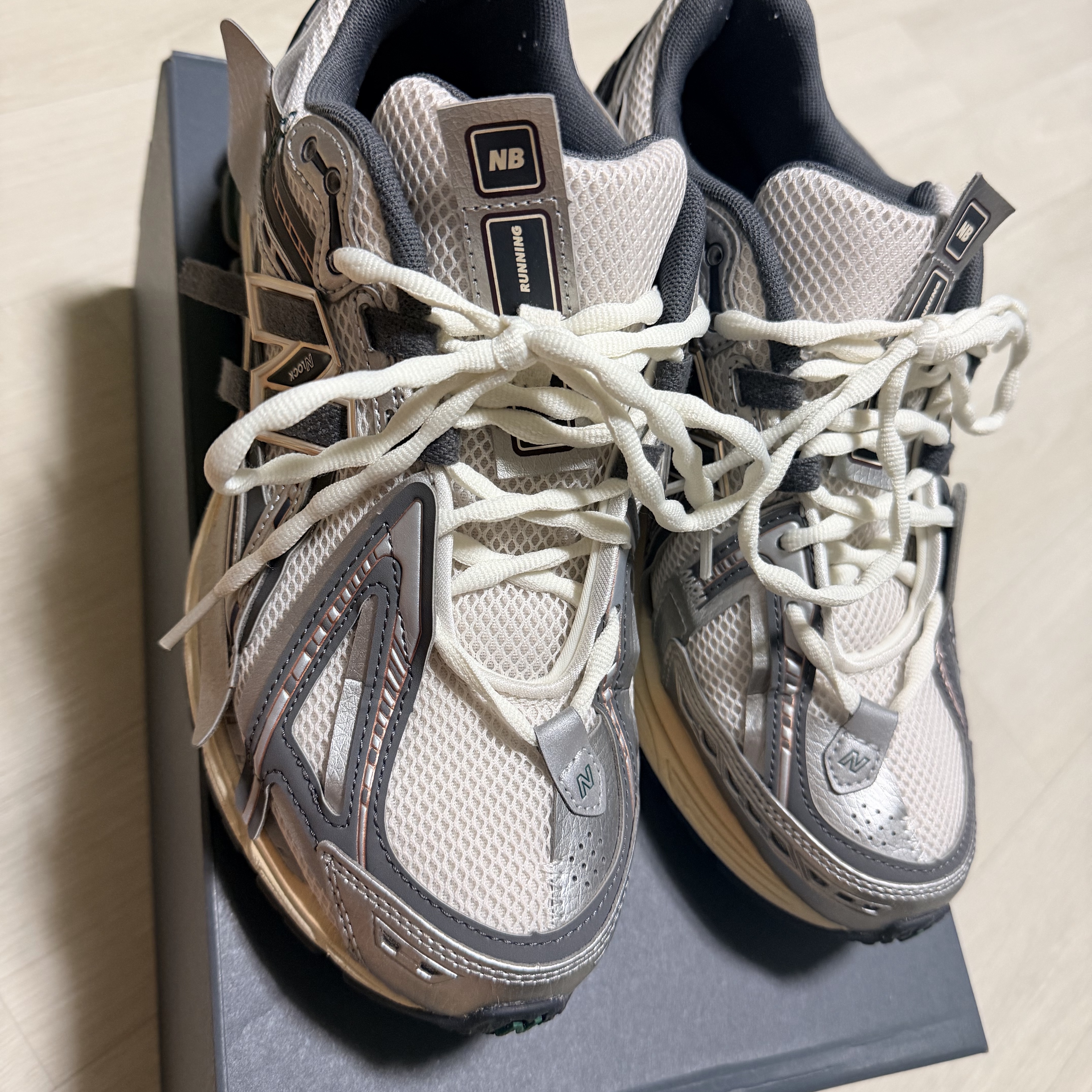New Balance 1906A Silver Metallic Castlerock 착용 스타일 - 1