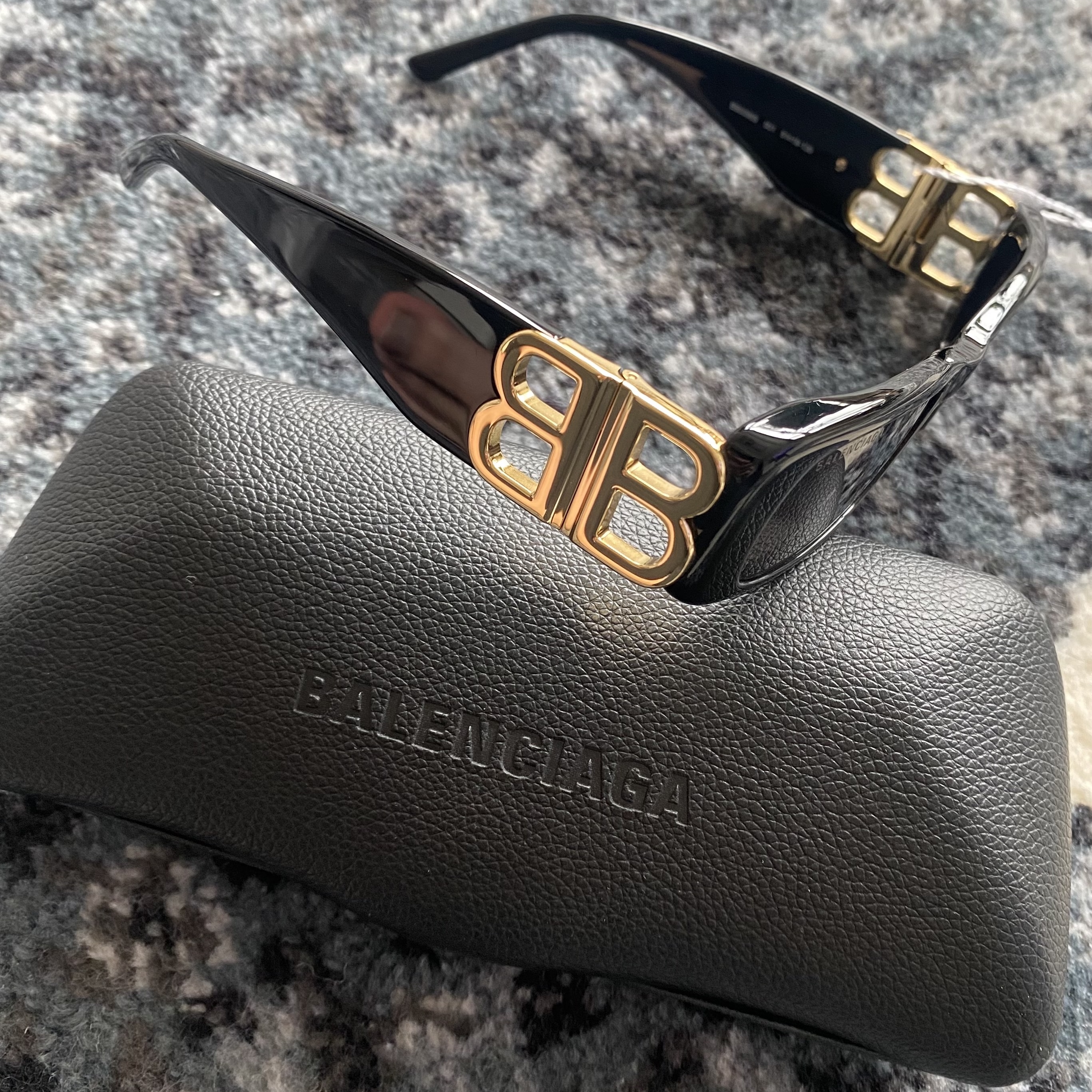 (W) Balenciaga Dynasty Rectangle Sunglasses Black 착용 스타일 - 1