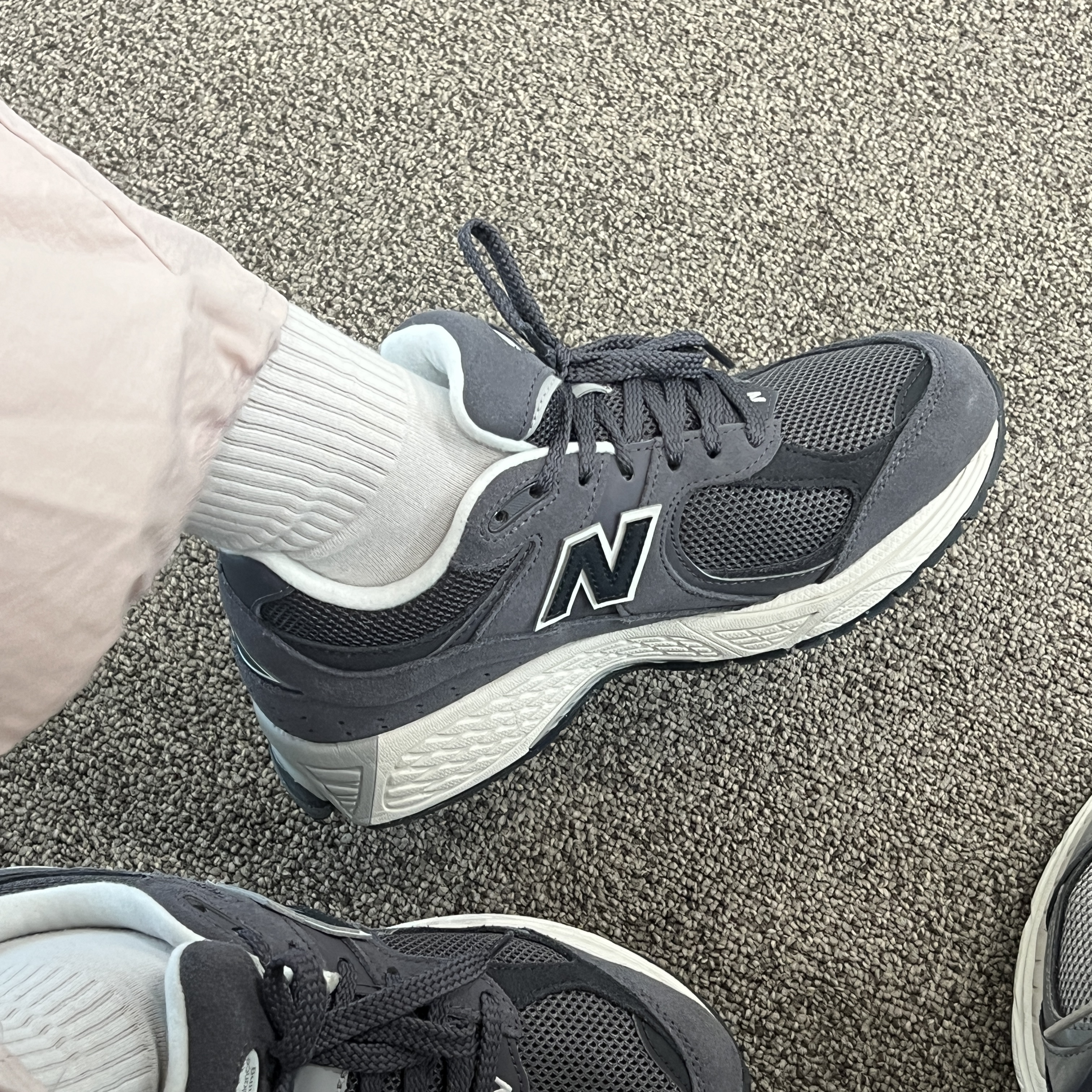 New Balance 2002R Magnet Phantom 착용 스타일
