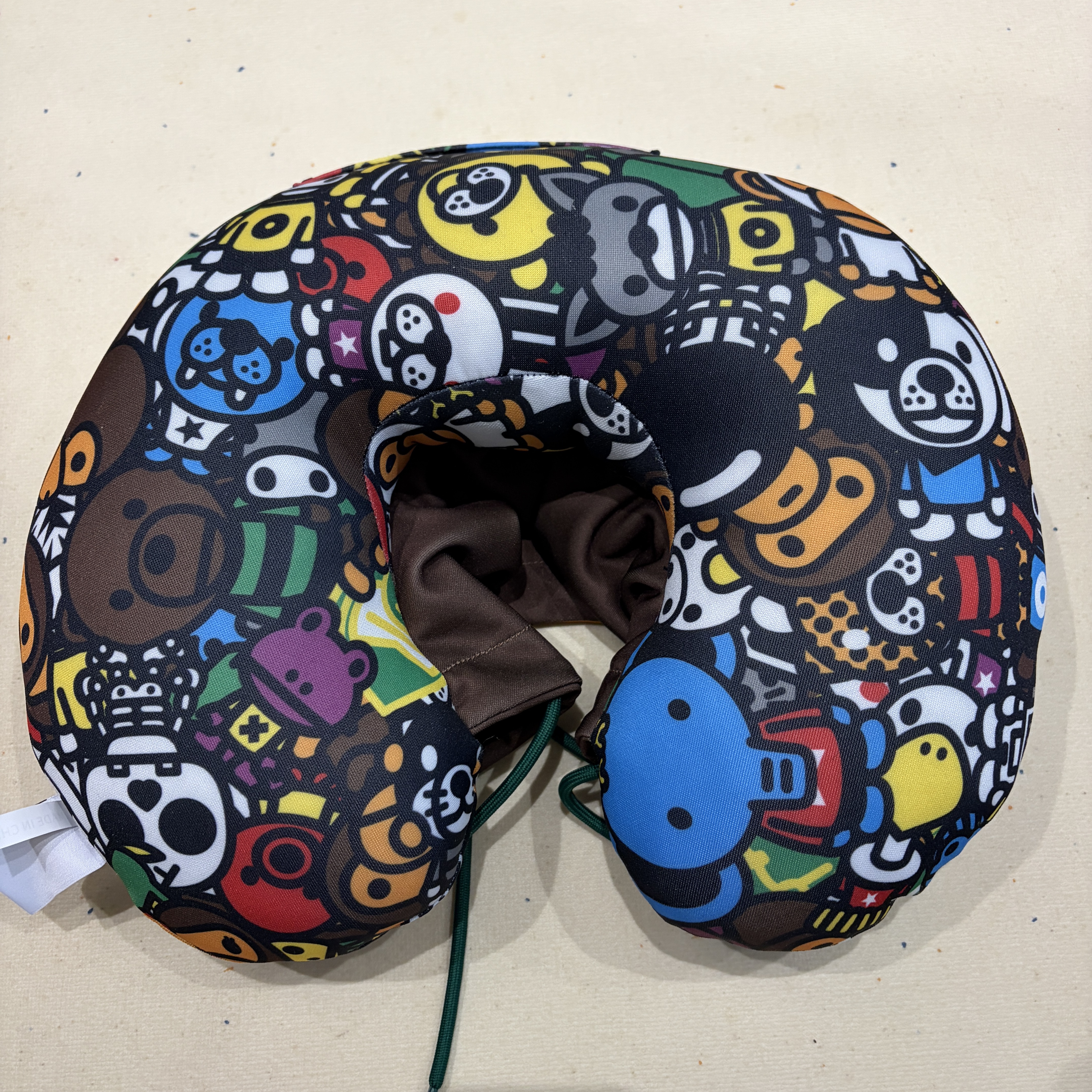 Starbucks x BAPE Baby Milo Neck Pillow 착용 스타일 - 2