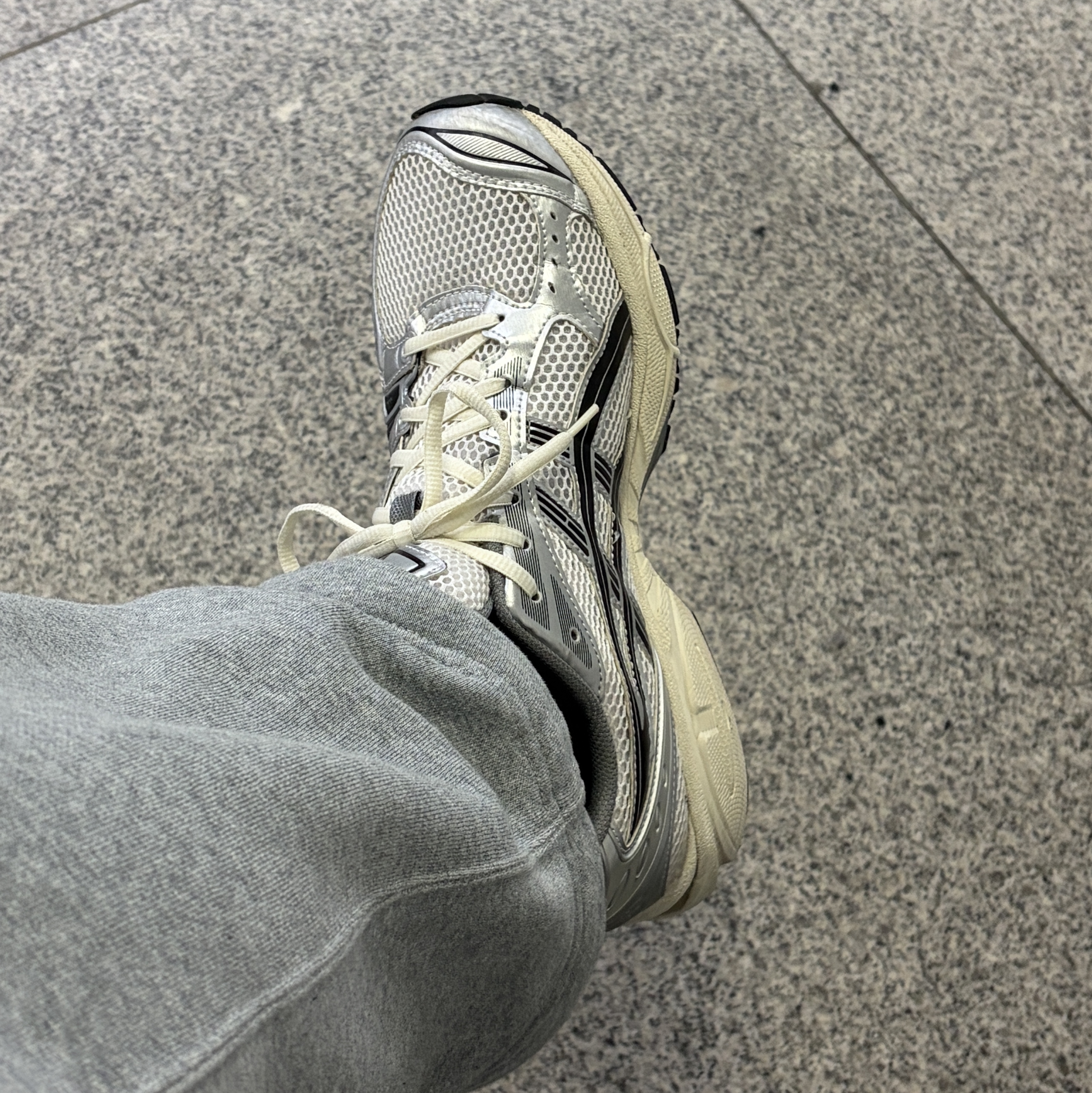 Asics x JJJJound Gel-Kayano 14 Silver Black 착용 스타일