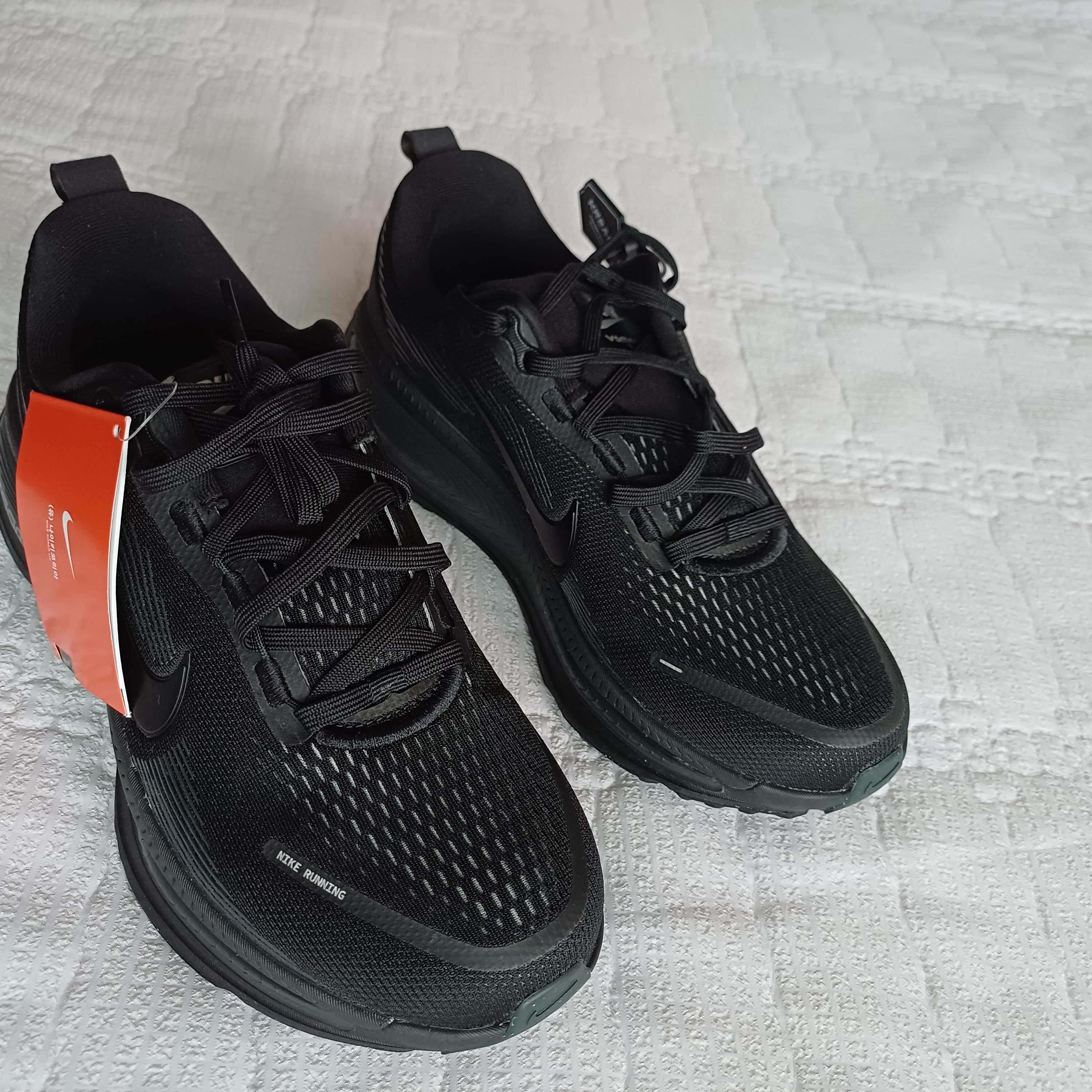 Nike Vomero 18 Black Dark Smoke Grey 착용 스타일 - 2