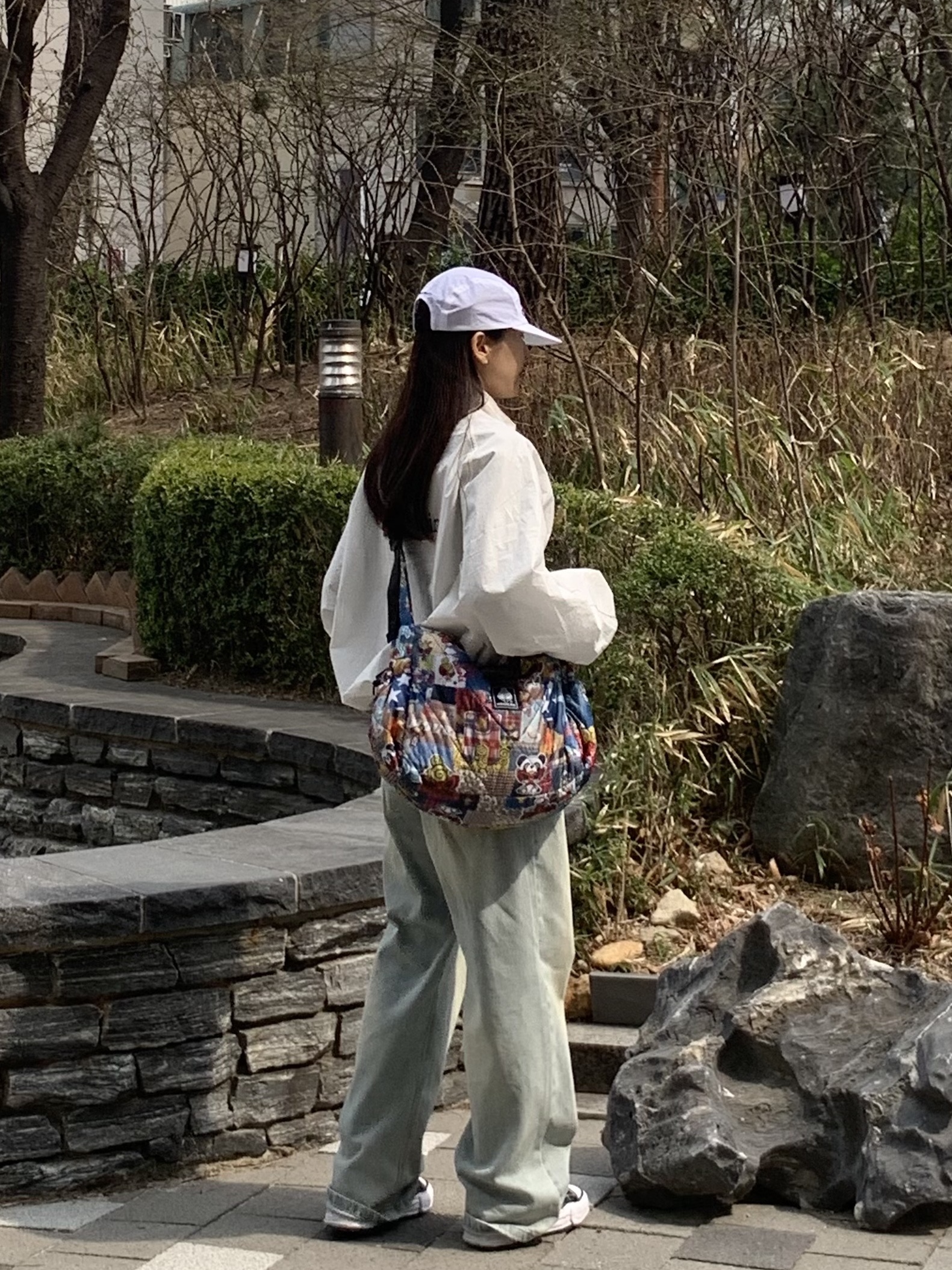 (W) Matin Kim Logo Coating Jumper Ivory, Maison Mihara Yasuhiro Peterson OG Sole Canvas Low Sneakers Black 착용 스타일 - 2