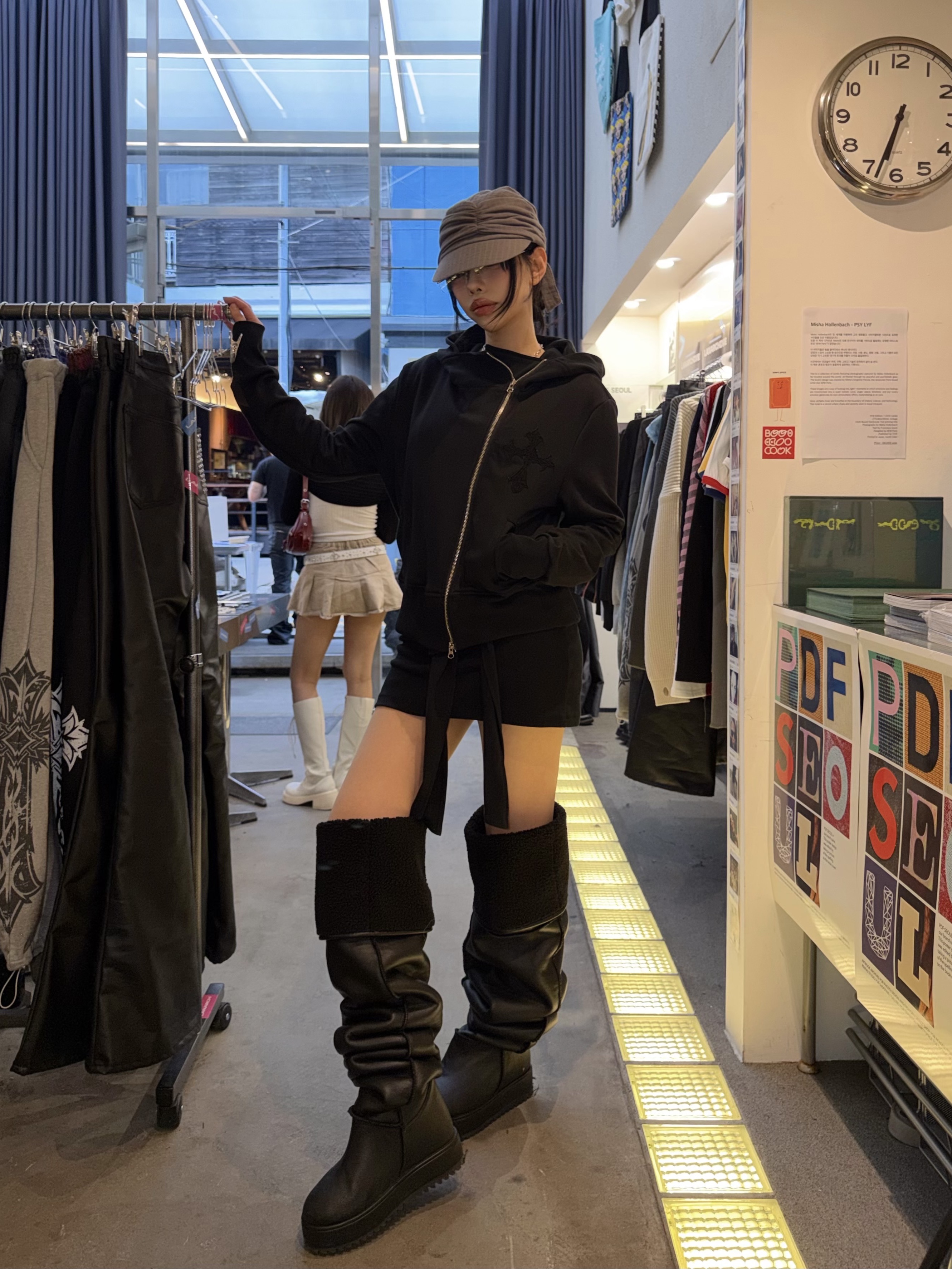 LAN ARCHIVE 0118 Cross Embroidery Zip-up Hoodie - Black, COYSEIO Knot Shirring Cap Grey 착용 스타일 - 1