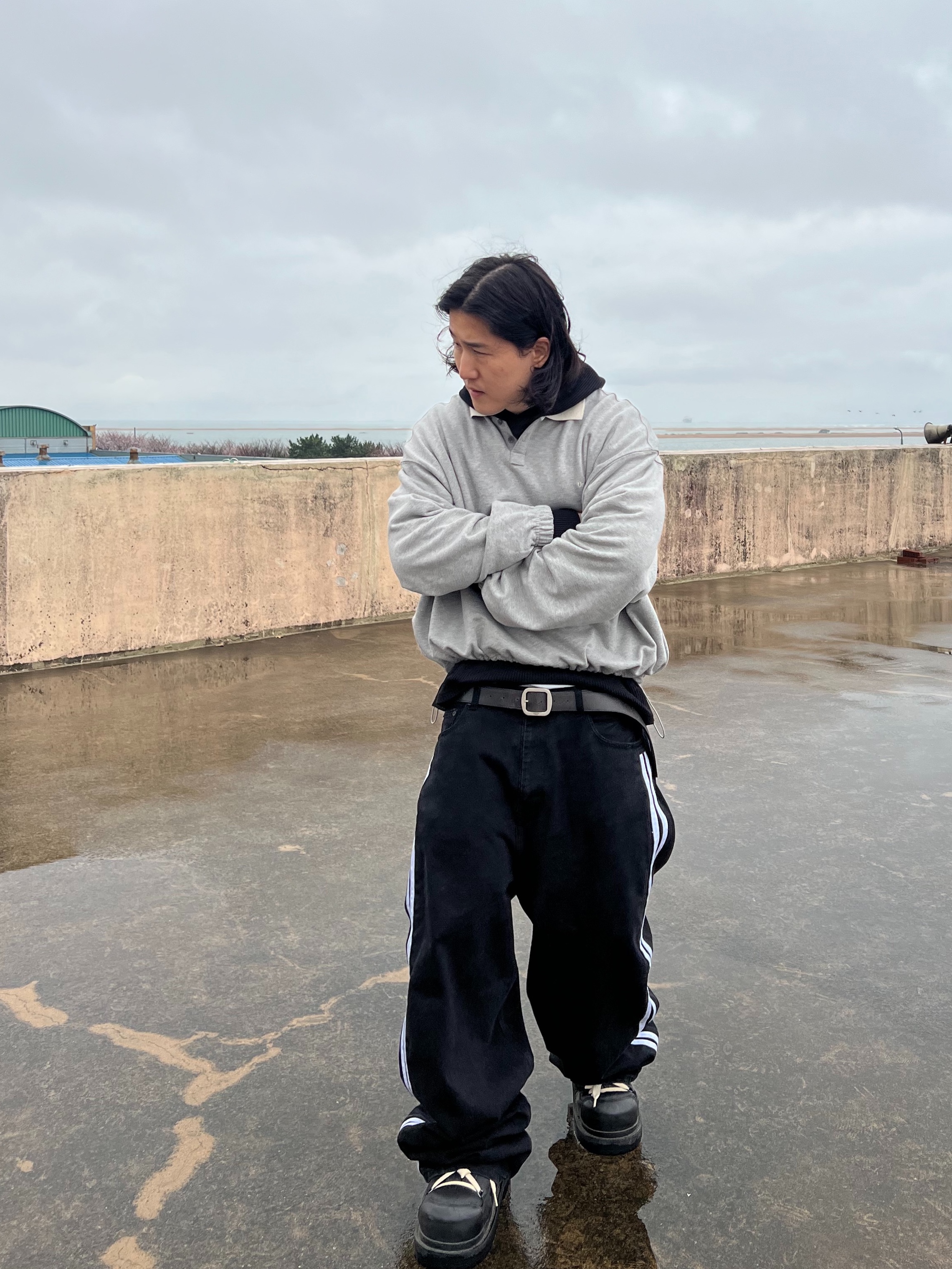 Undermycar Mu.140 Combi Crop Collar Sweatshirt Melange Gray, Undermycar MU.128 Original Logo Cracked Leather Belt Silver / Black 착용 스타일 - 7