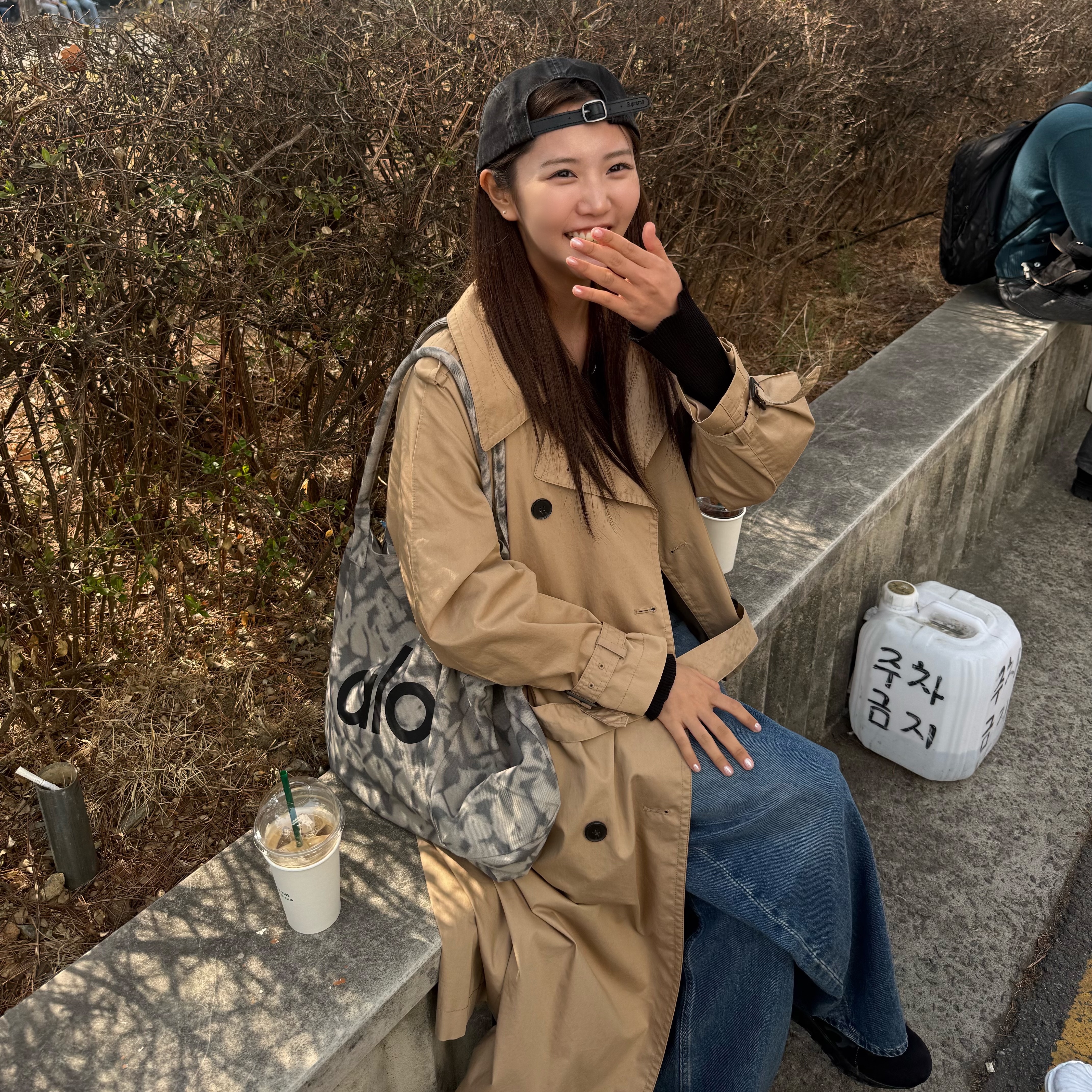 Alo Yoga Iconic Shopper Tote Bag Grey Tiedye 착용 스타일