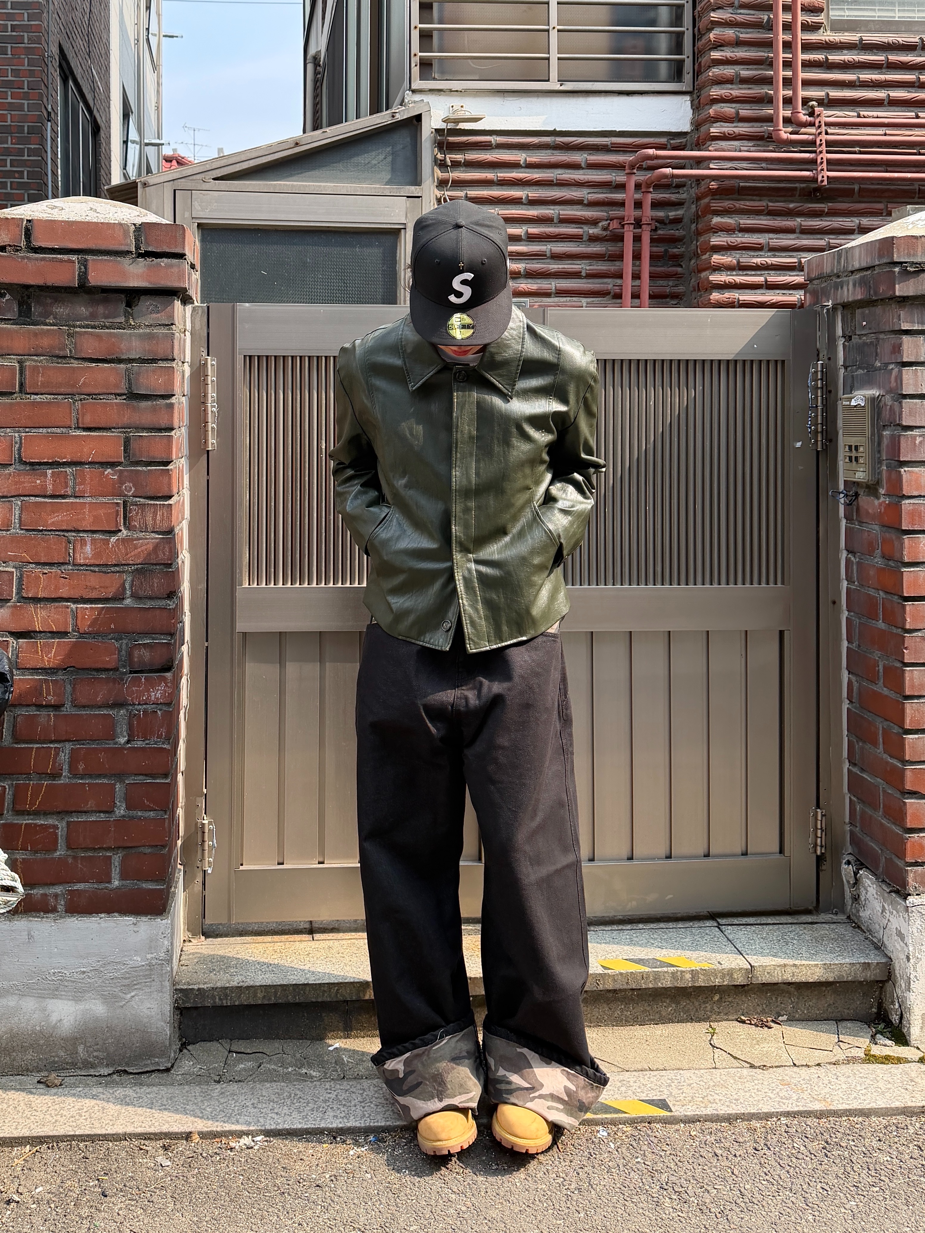 Timberland Premium 6 inch Waterproof Boot Wheat Nubuck - Wide, Supreme Gold Cross S Logo New Era Black - 24SS 착용 스타일 - 1