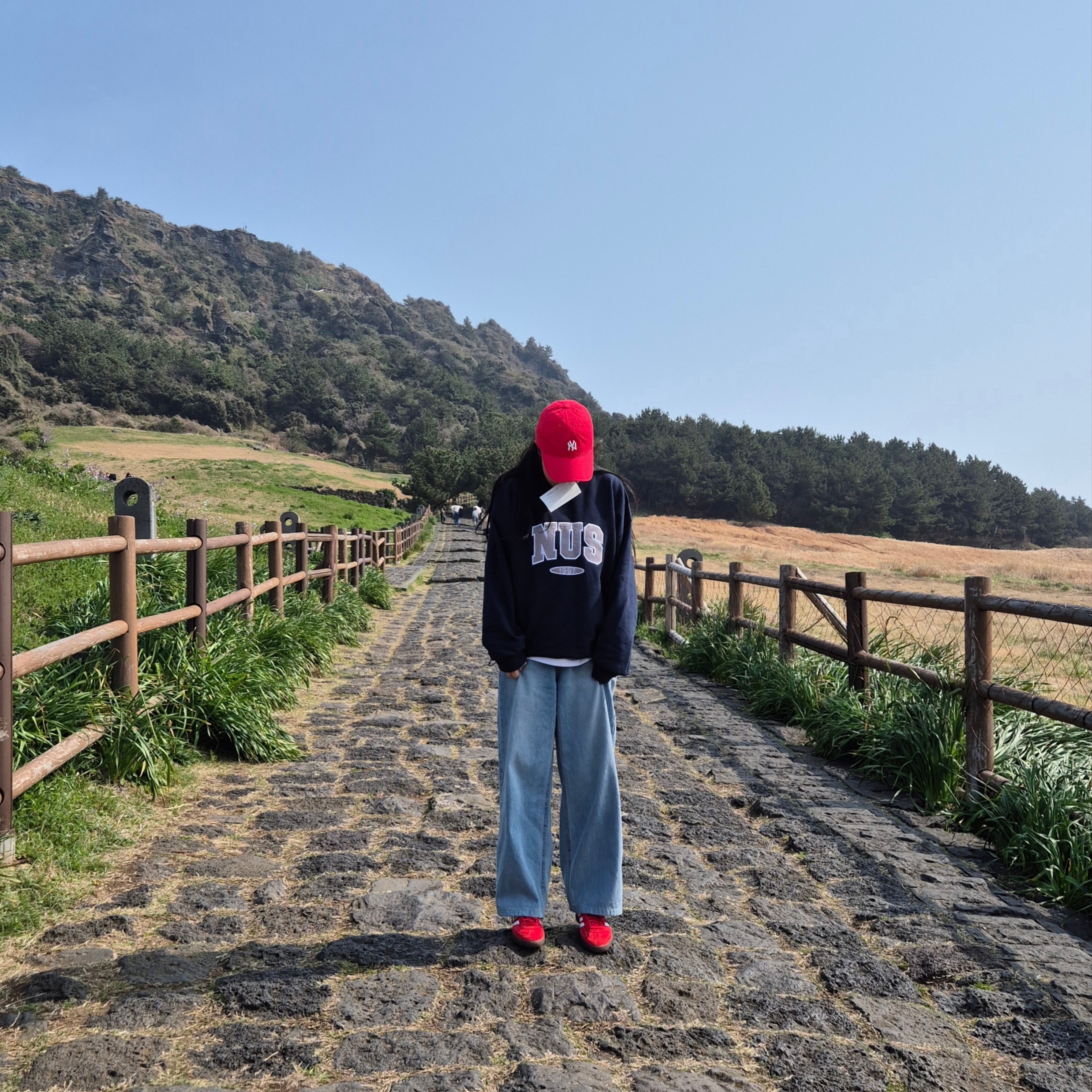 Adidas Spezial Handball Scarlet Cloud White, MLB Rookie Unstructured Ball Cap New York Yankees Red 착용 스타일 - 1
