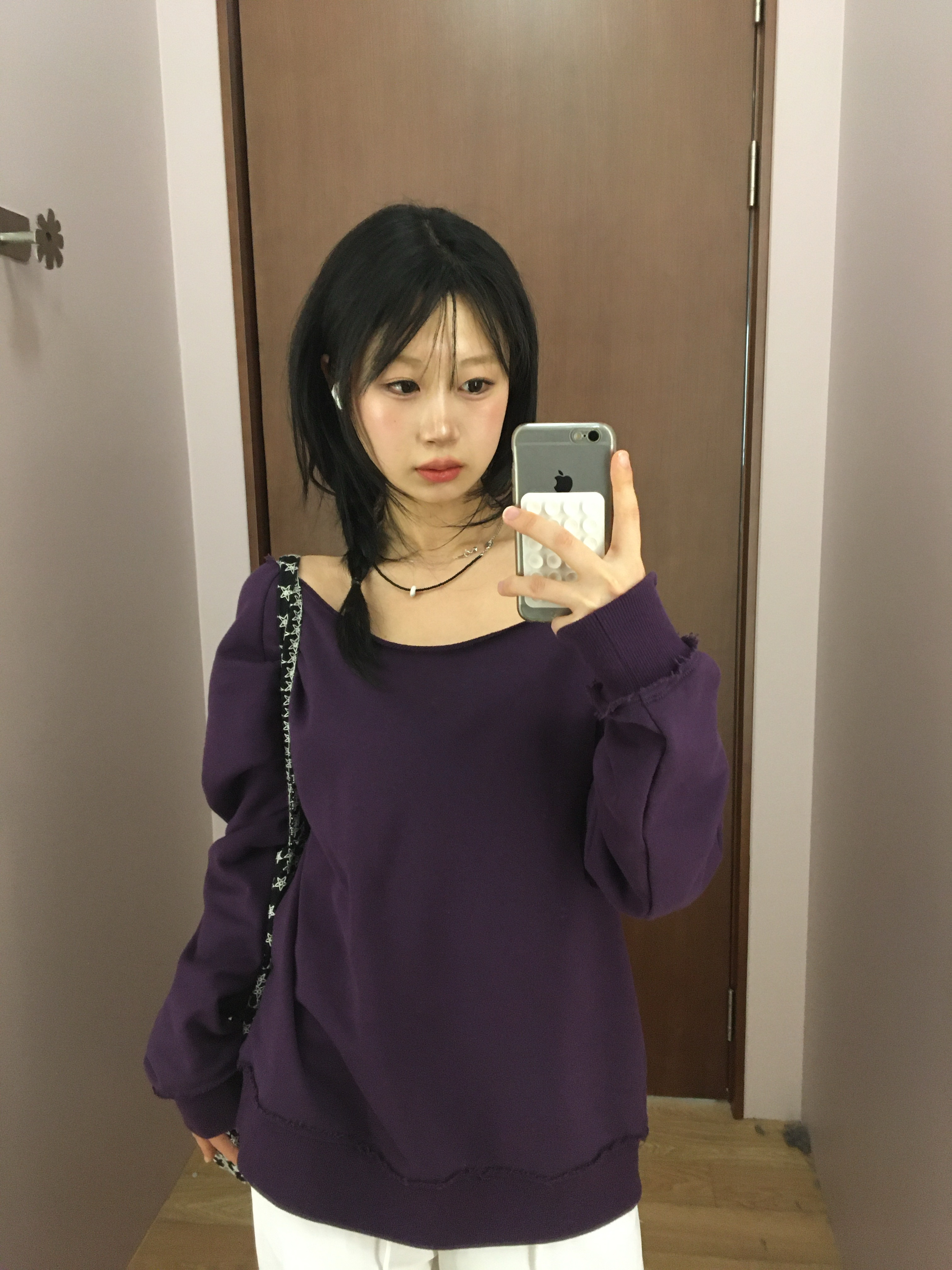 COYSEIO 038 Off-Shoulder Sweatshirt Purple 착용 스타일 - 1