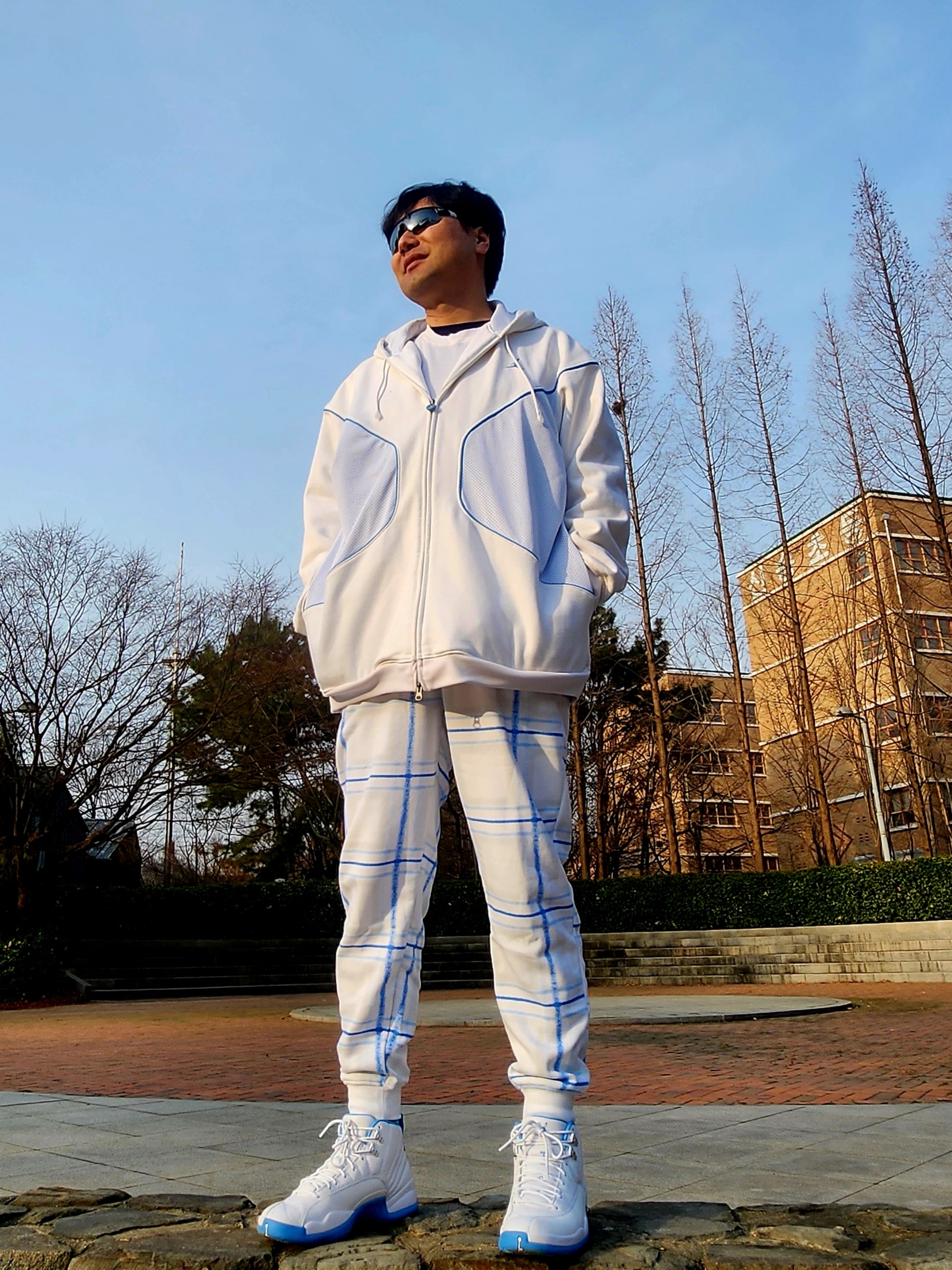 Jordan Essential Long Sleeve T-Shirt White Legend Blue 착용 스타일
