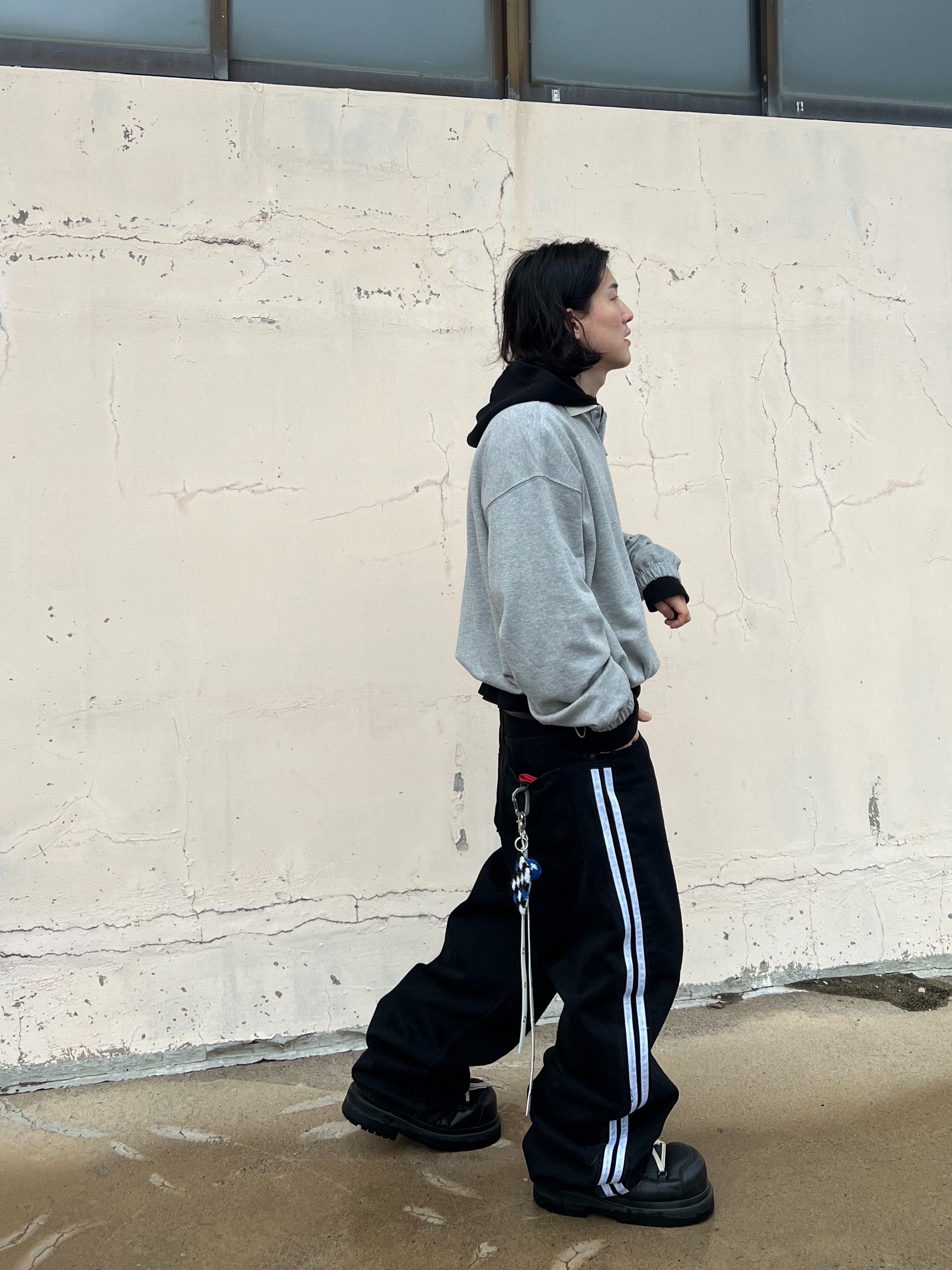 Undermycar Mu.140 Combi Crop Collar Sweatshirt Melange Gray, Undermycar MU.128 Original Logo Cracked Leather Belt Silver / Black 착용 스타일 - 3