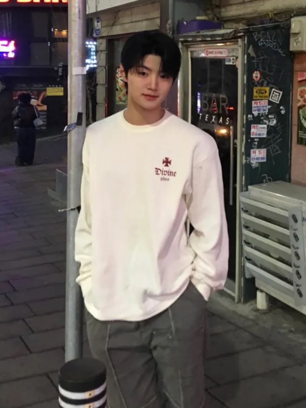 PHOS333 Divine Waffle Long Sleeved Cream, PHOS333 Divine Waffle Long Sleeved Dark Brown 착용 스타일 - 1