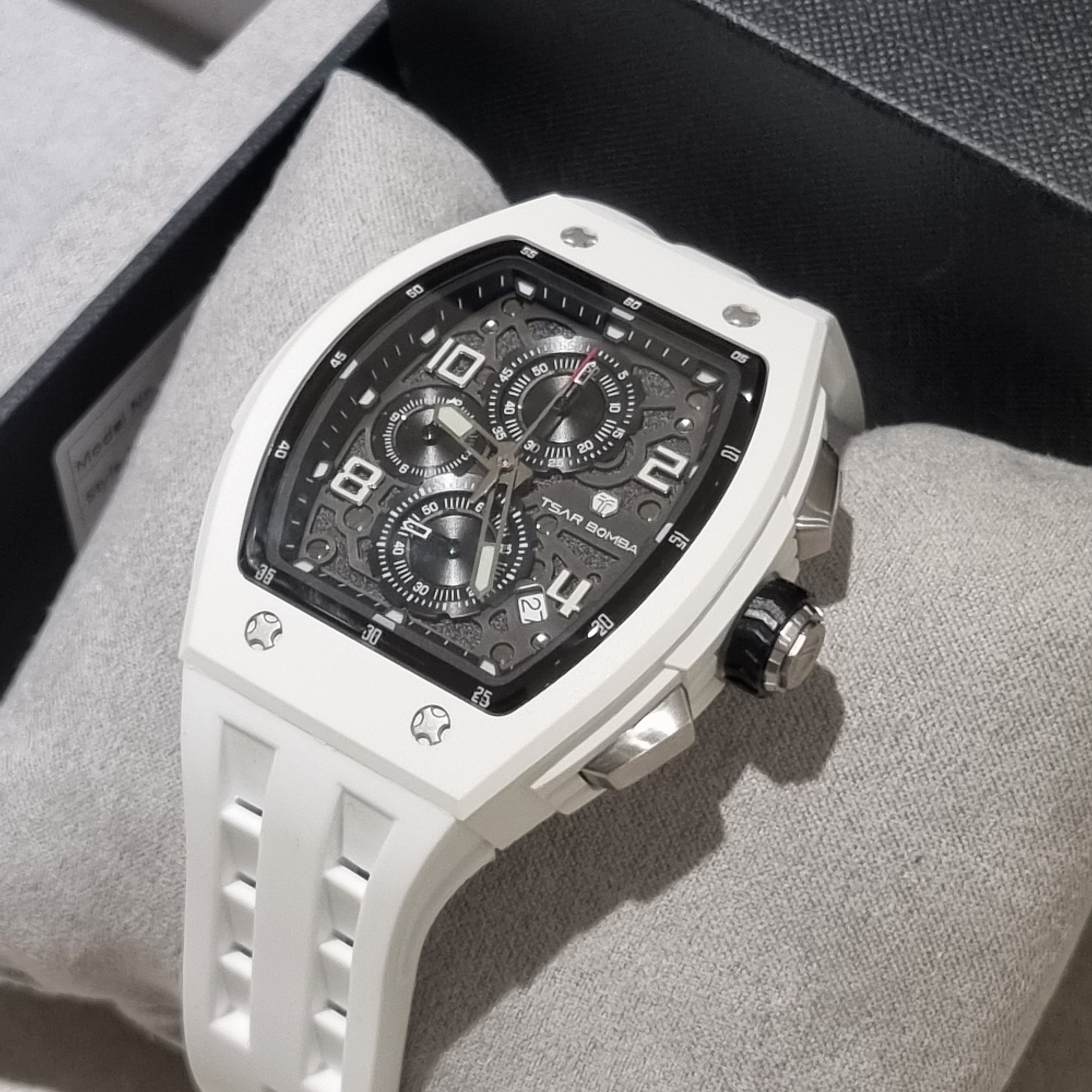 Tsar Bomba Elemental Bioceramic Chronograph Calendar Quartz TB8224B-01 White 착용 스타일 - 2