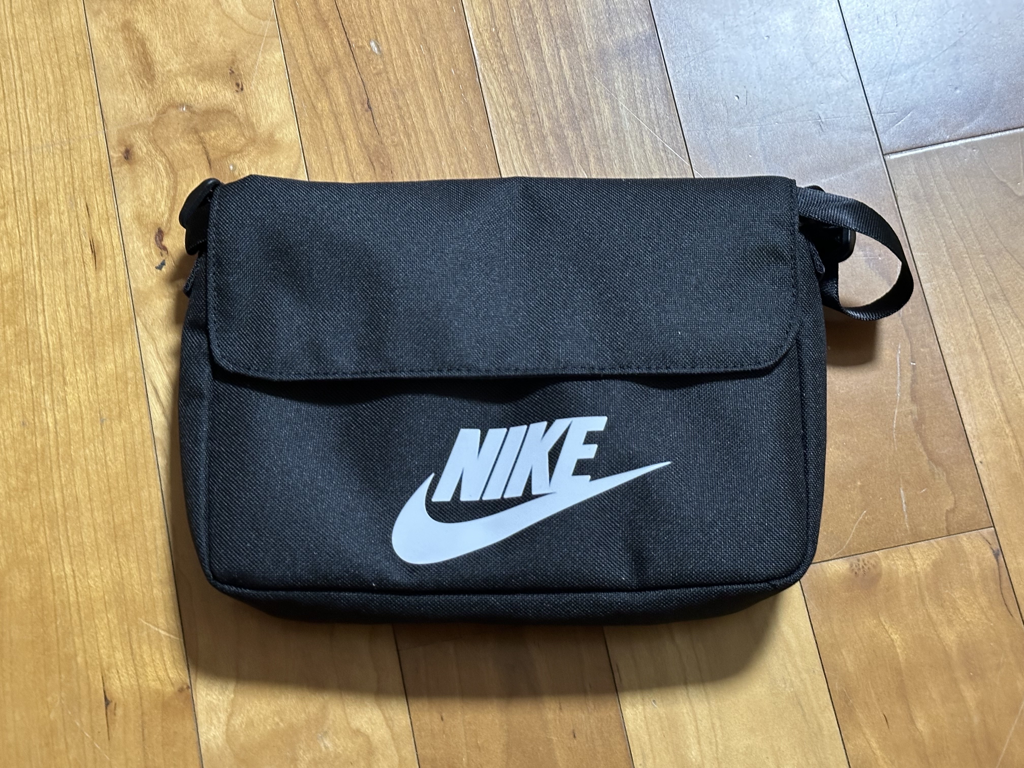 Nike NSW Futura 365 Crossbody Bag 3L Black 착용 스타일