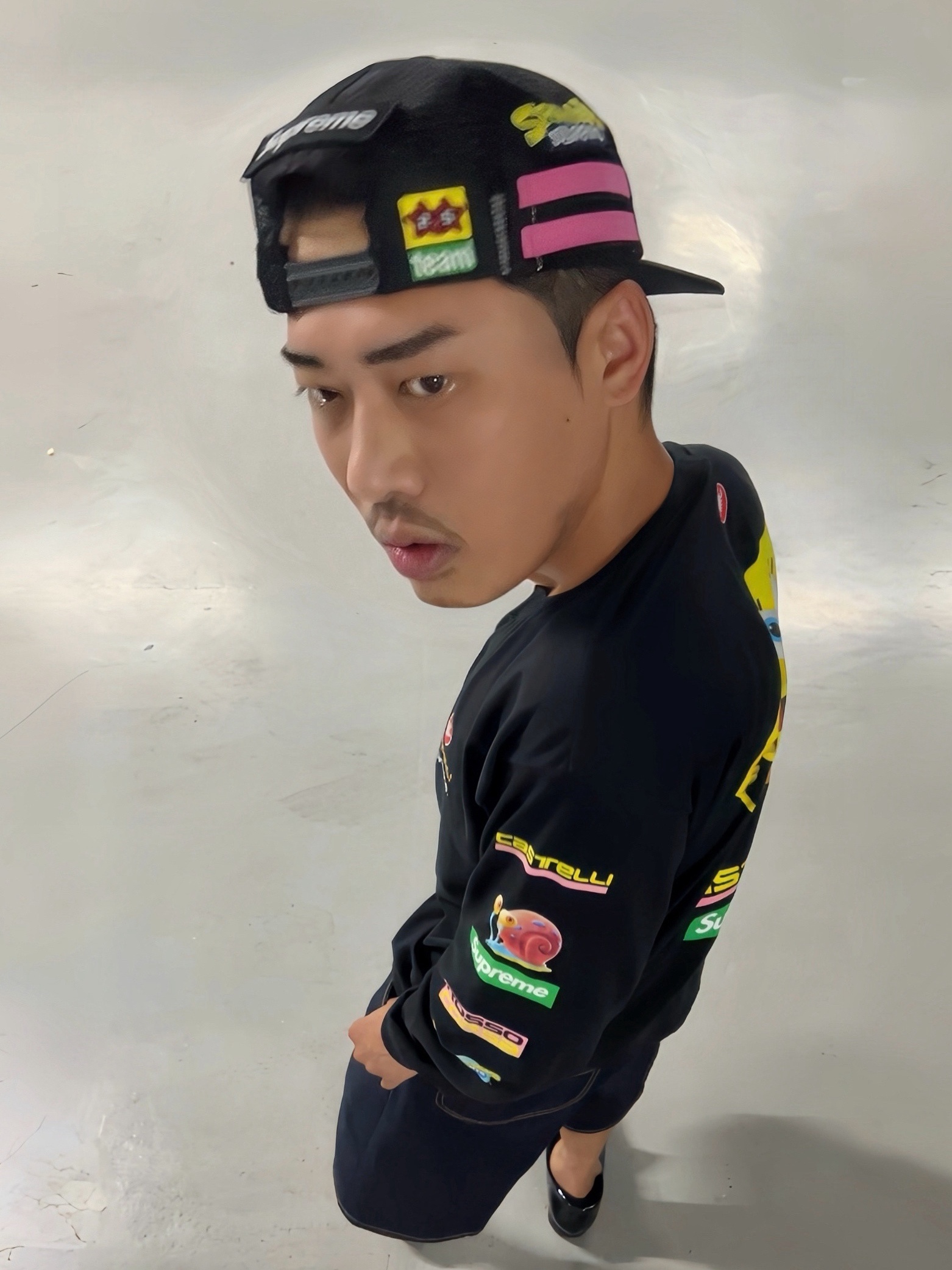 Supreme x SpongeBob Jeff Hamilton Mesh Back 6-Panel Black - 25SS, Supreme x SpongeBob SquarePants Castelli Racing L/S T-Shirt Black - 25SS 착용 스타일 - 1