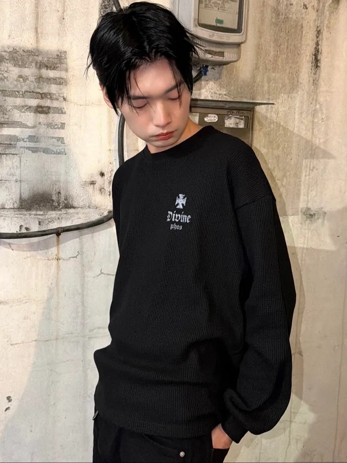 PHOS333 Divine Waffle Long Sleeved Cream, PHOS333 Divine Waffle Long Sleeved Black 착용 스타일 - 1