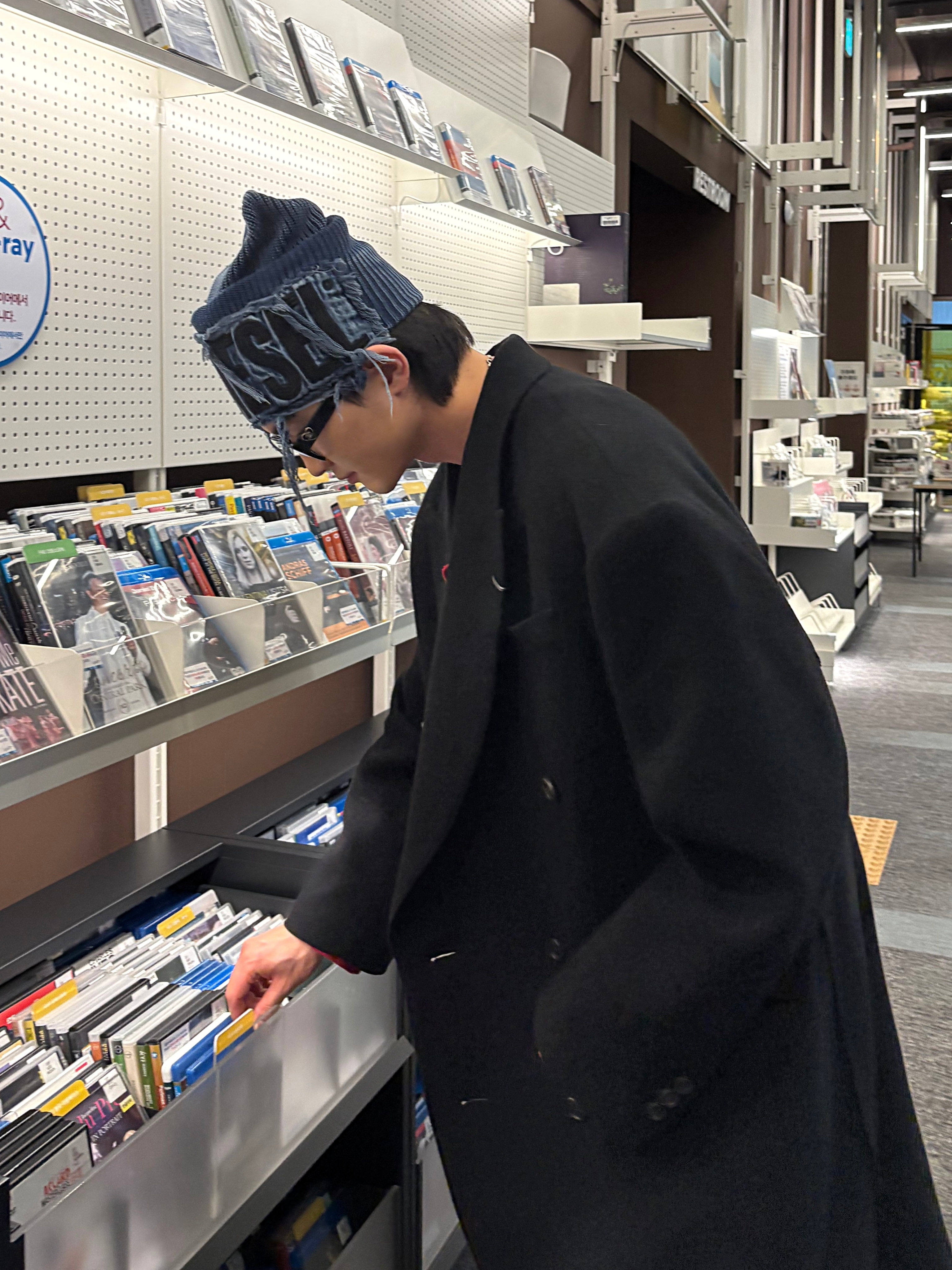 (W) Diesel K-Frok Beanie Blue, Chanel Coco Crush Ring Quilted Motif Small & 18K Beige Gold 착용 스타일 - 2