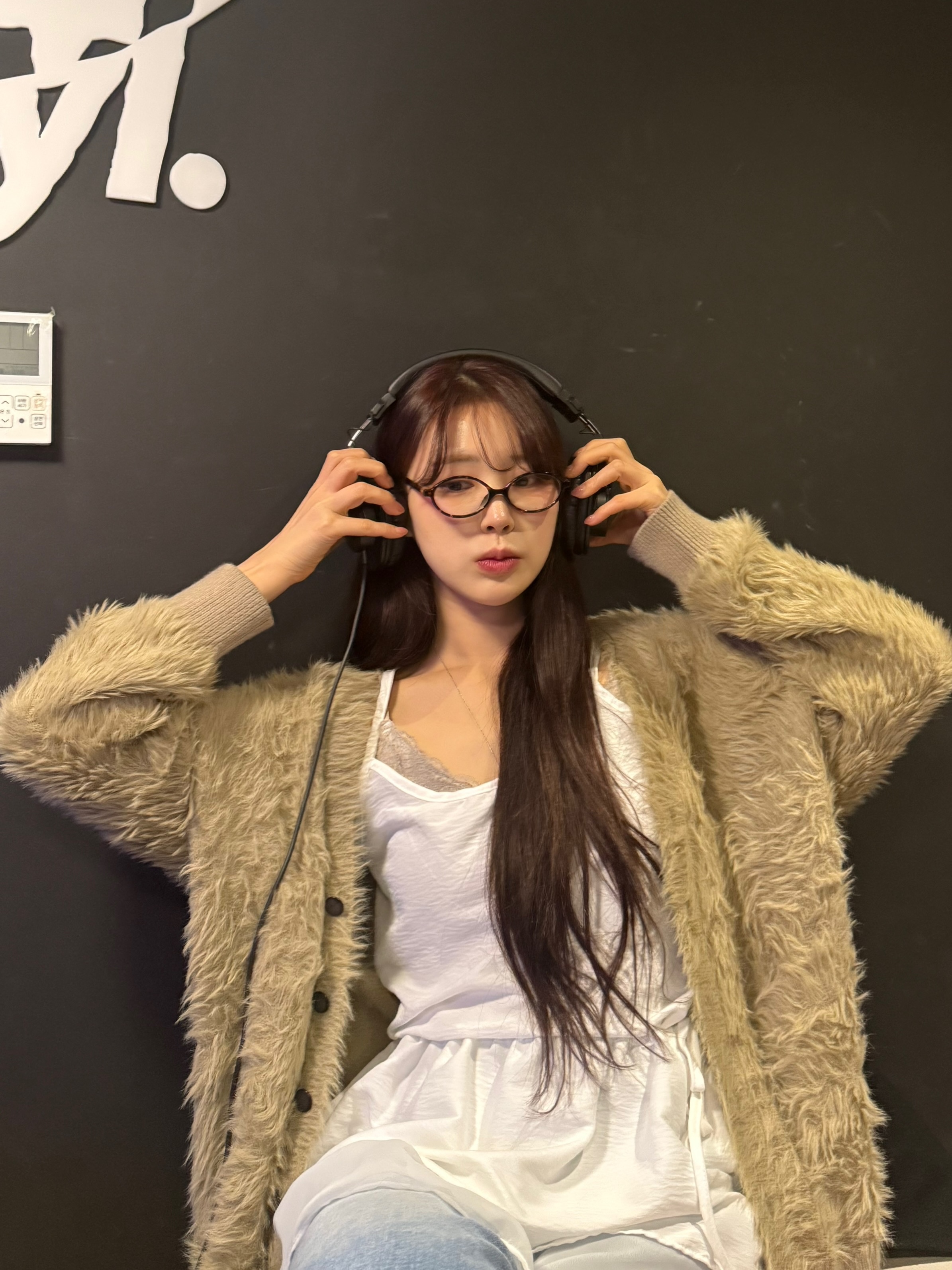 PHOS333 Hairy Cardigan Beige, PHOS333 Hairy Cardigan Blue Grey 착용 스타일 - 3