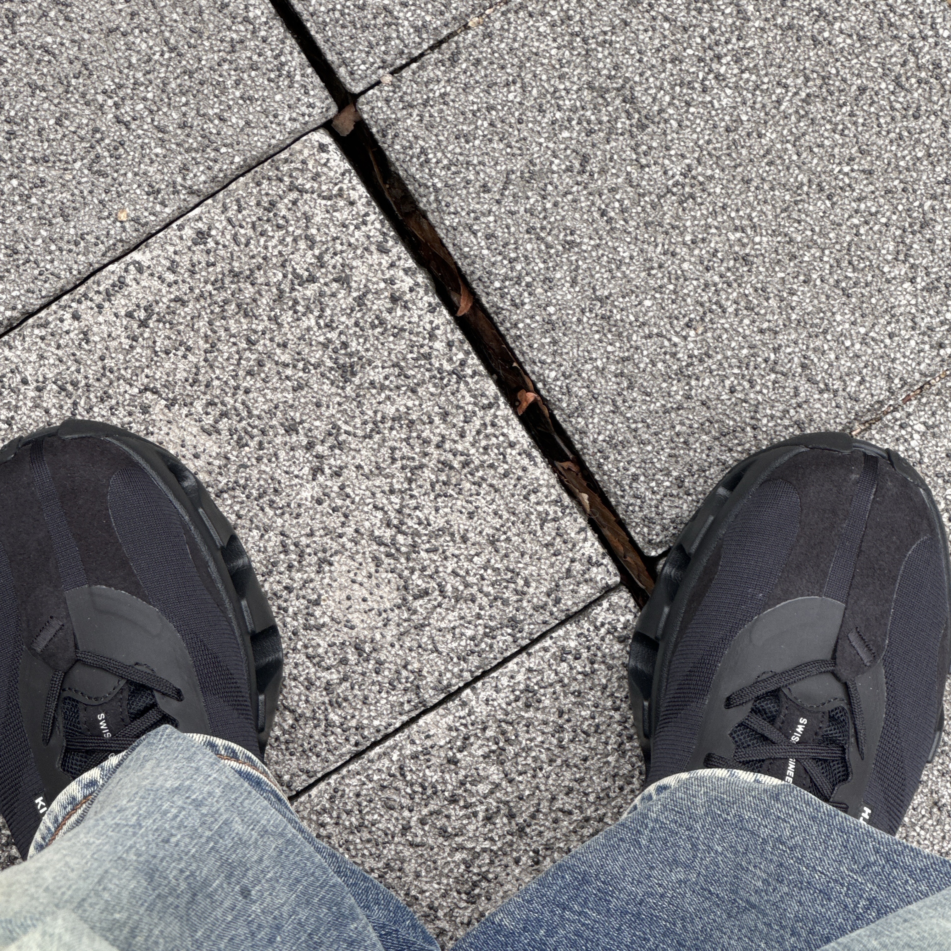 On Running x Kith K-Tech 1 Black 착용 스타일 - 1