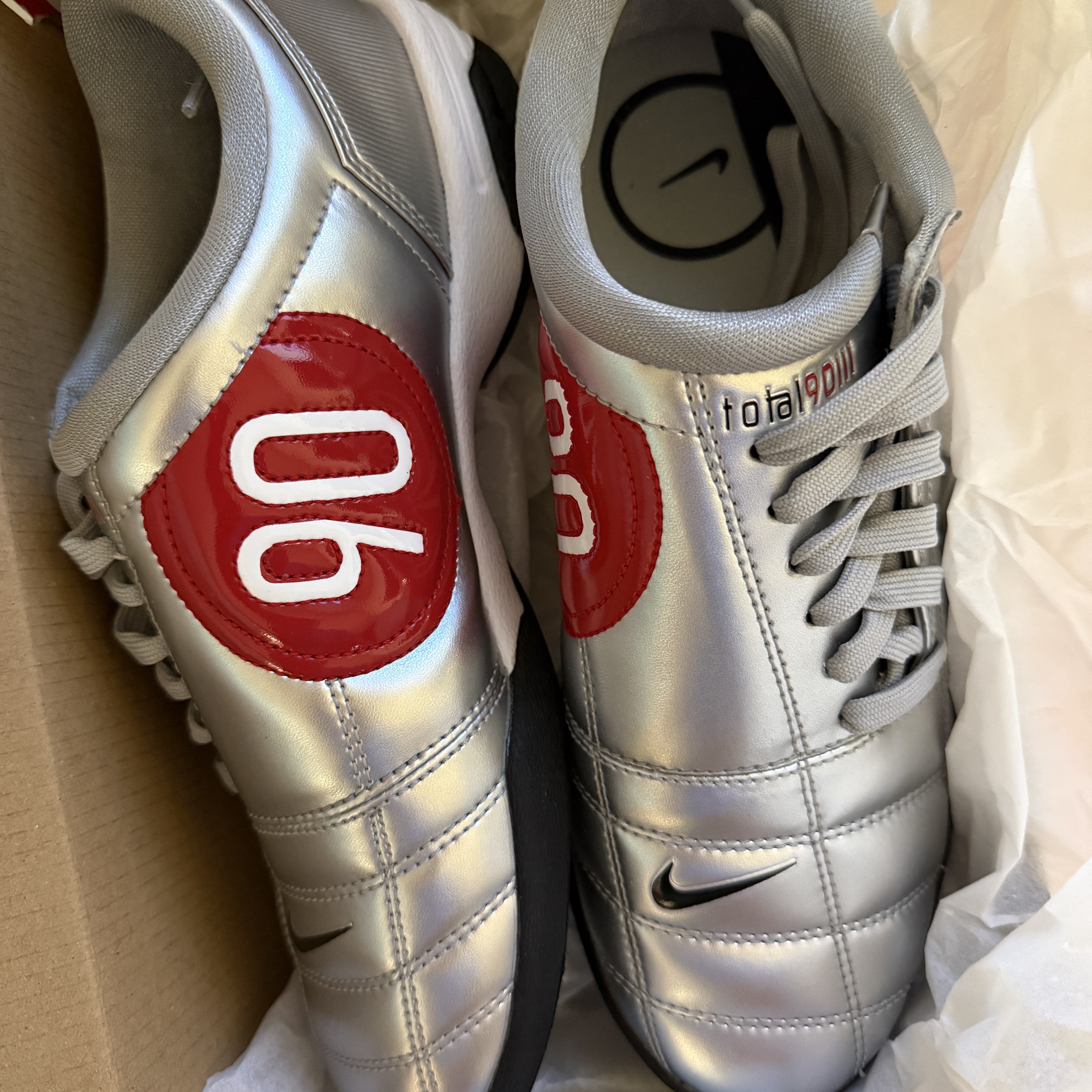 (W) Nike Total 90 Metallic Silver University Red 착용 스타일