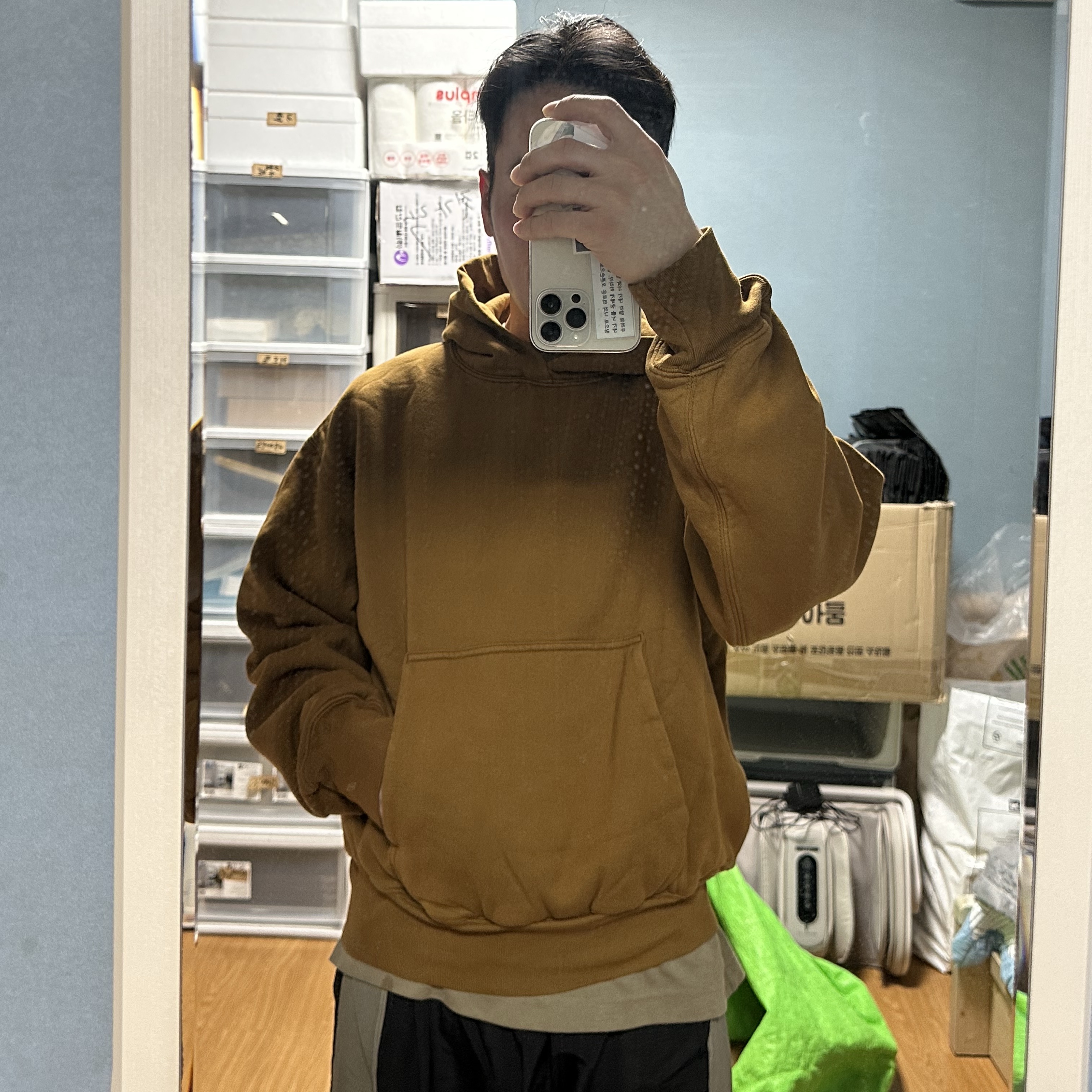 Yeezy Gap Hoodie Light Brown 착용 스타일