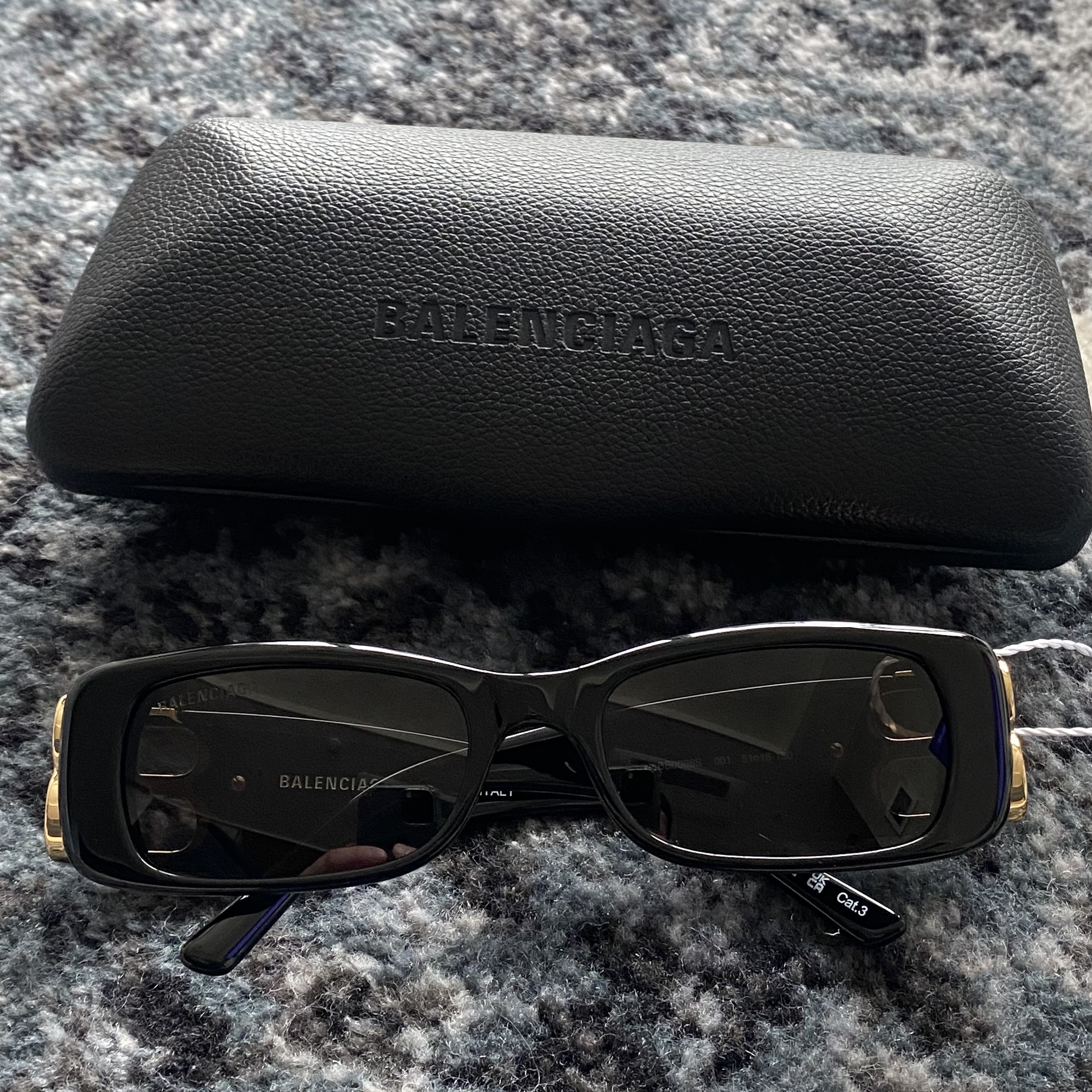 (W) Balenciaga Dynasty Rectangle Sunglasses Black 착용 스타일 - 2