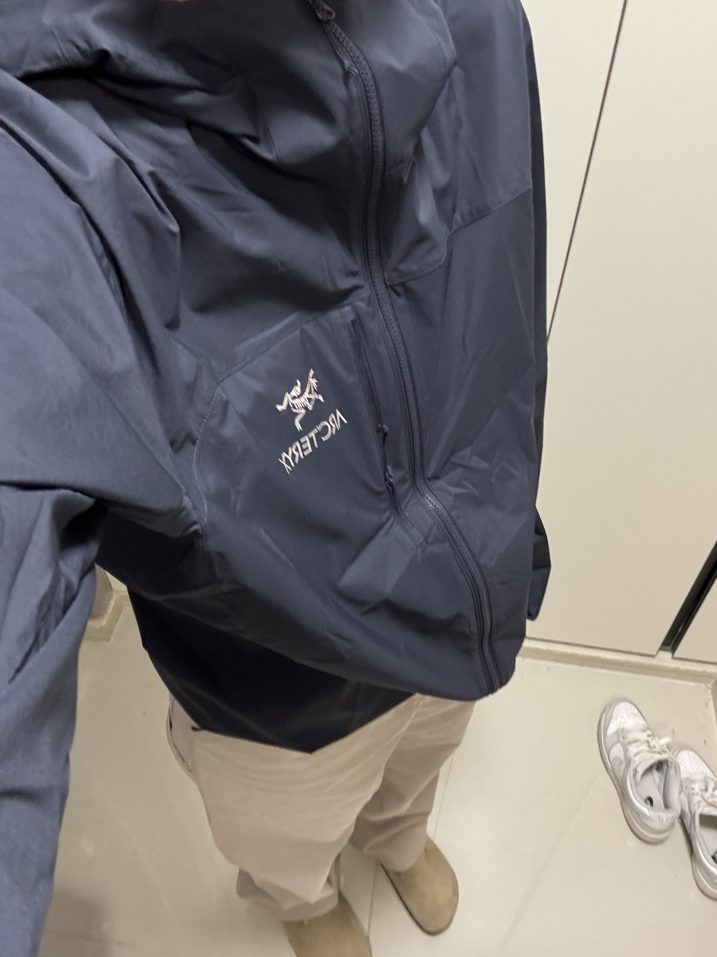 Arc'teryx Squamish Hoody Black Sapphire, Carhartt WIP Single Knee Pants Dusky Beige 착용 스타일 - 2