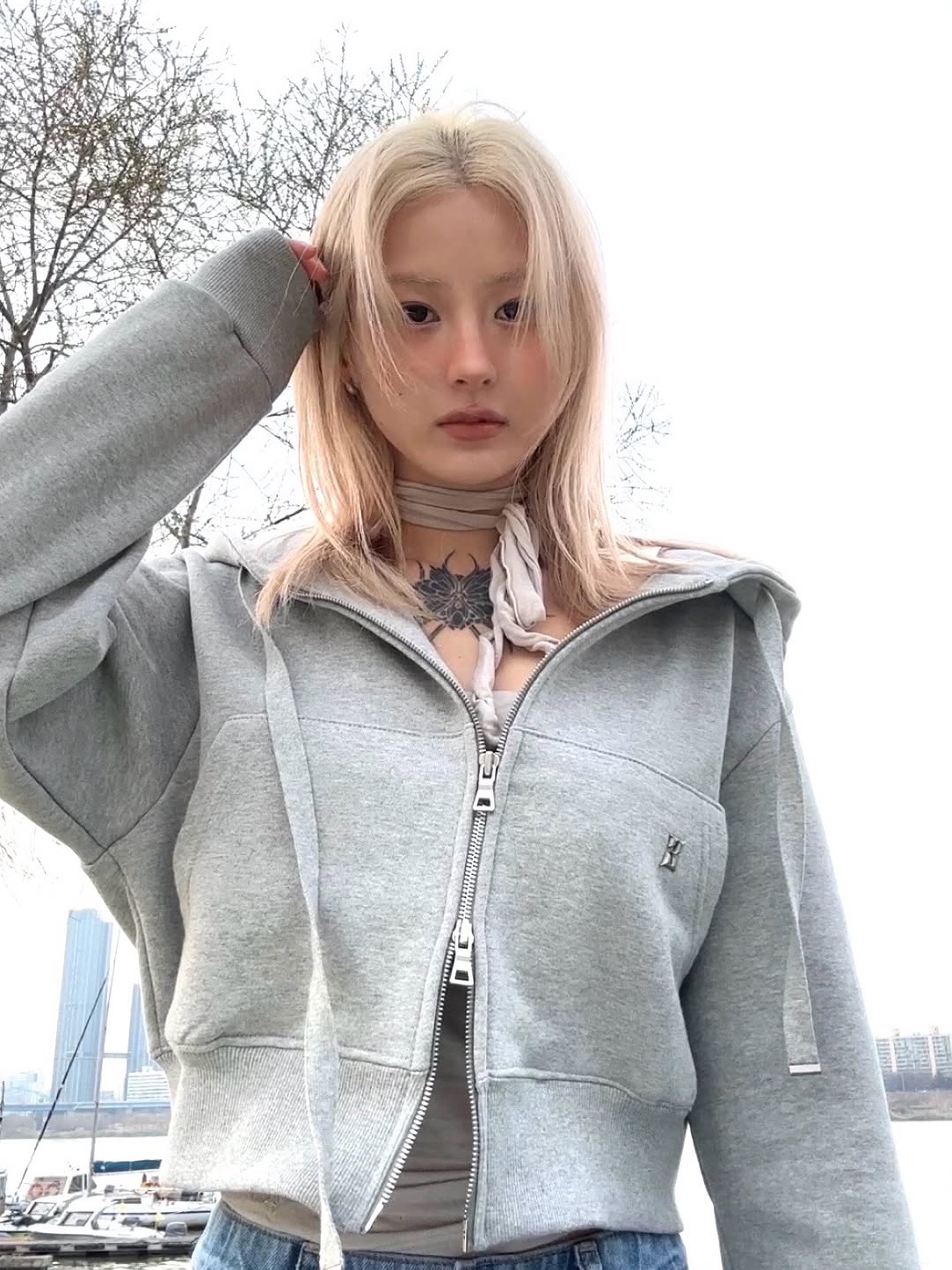 PHOS333 W Basic Crop Hood Zip Up 착용 스타일 - 3