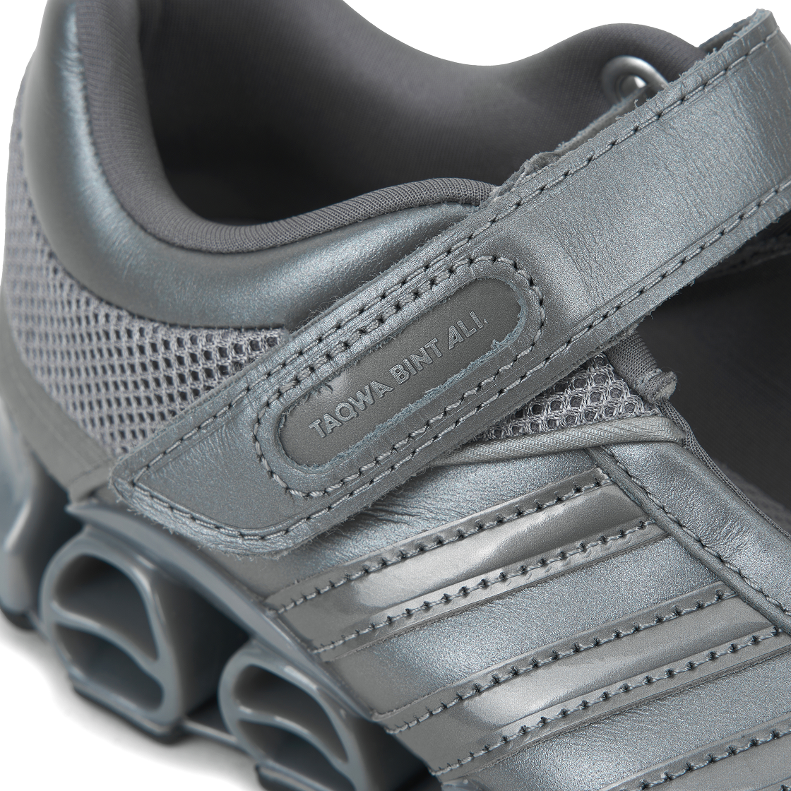 (W) 아디다스 x 타끄와 빈트 알리 메가라이드 메리 제인 아이언 메탈릭 사이버 메탈릭((W) Adidas x Taqwa Bint Ali Megaride Mary Jane Iron Metallic Cyber Metallic) - 7