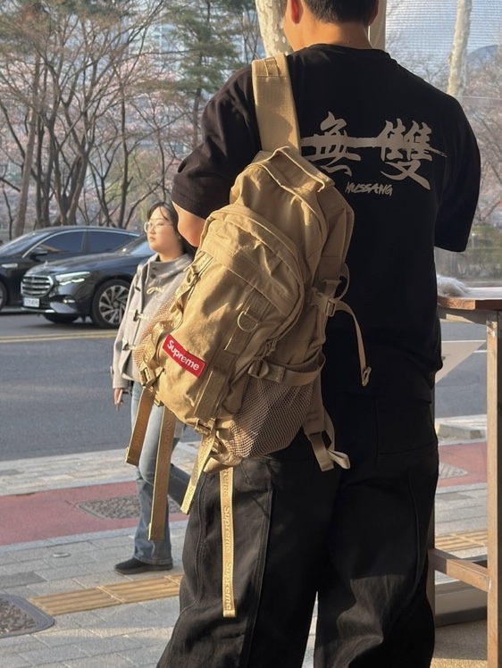 Supreme Backpack Tan - 26SS, Stussy Basic Stussy T-Shirt Black 2024, 2025 착용 스타일