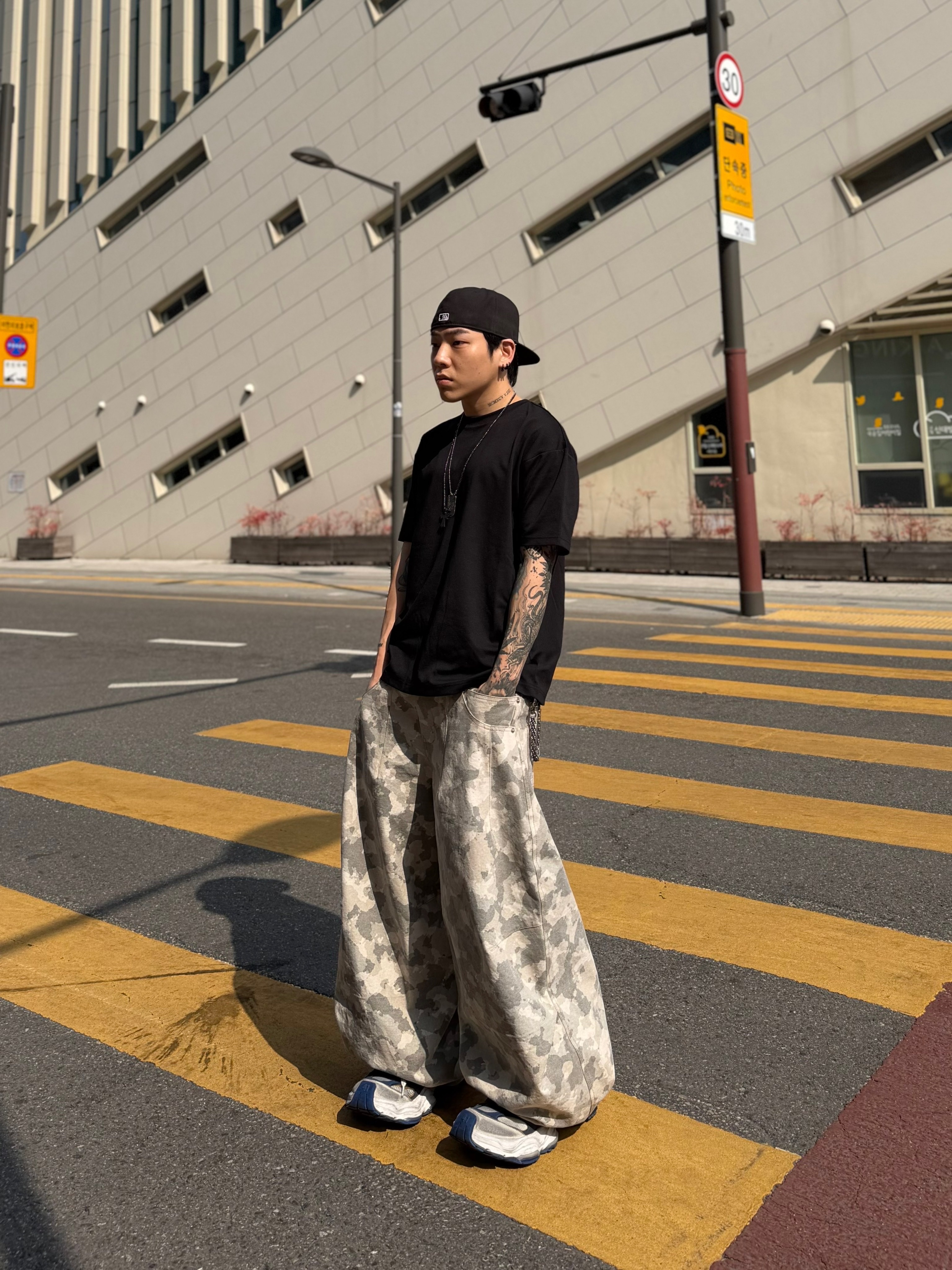 Balenciaga Cargo Sneakers Grey White Blue 착용 스타일 - 3
