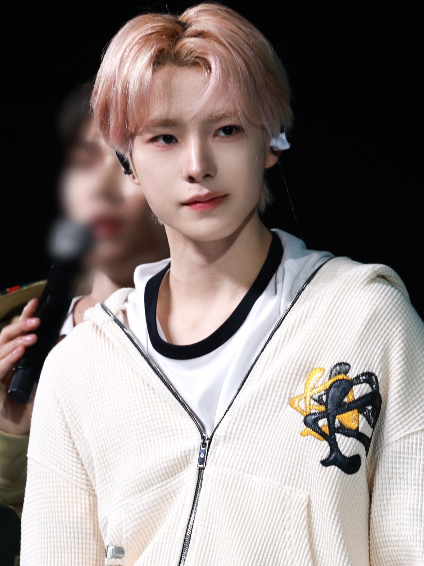 PACOSPLY Siren Scandal Zip Up Hoodie Ivory 착용 스타일