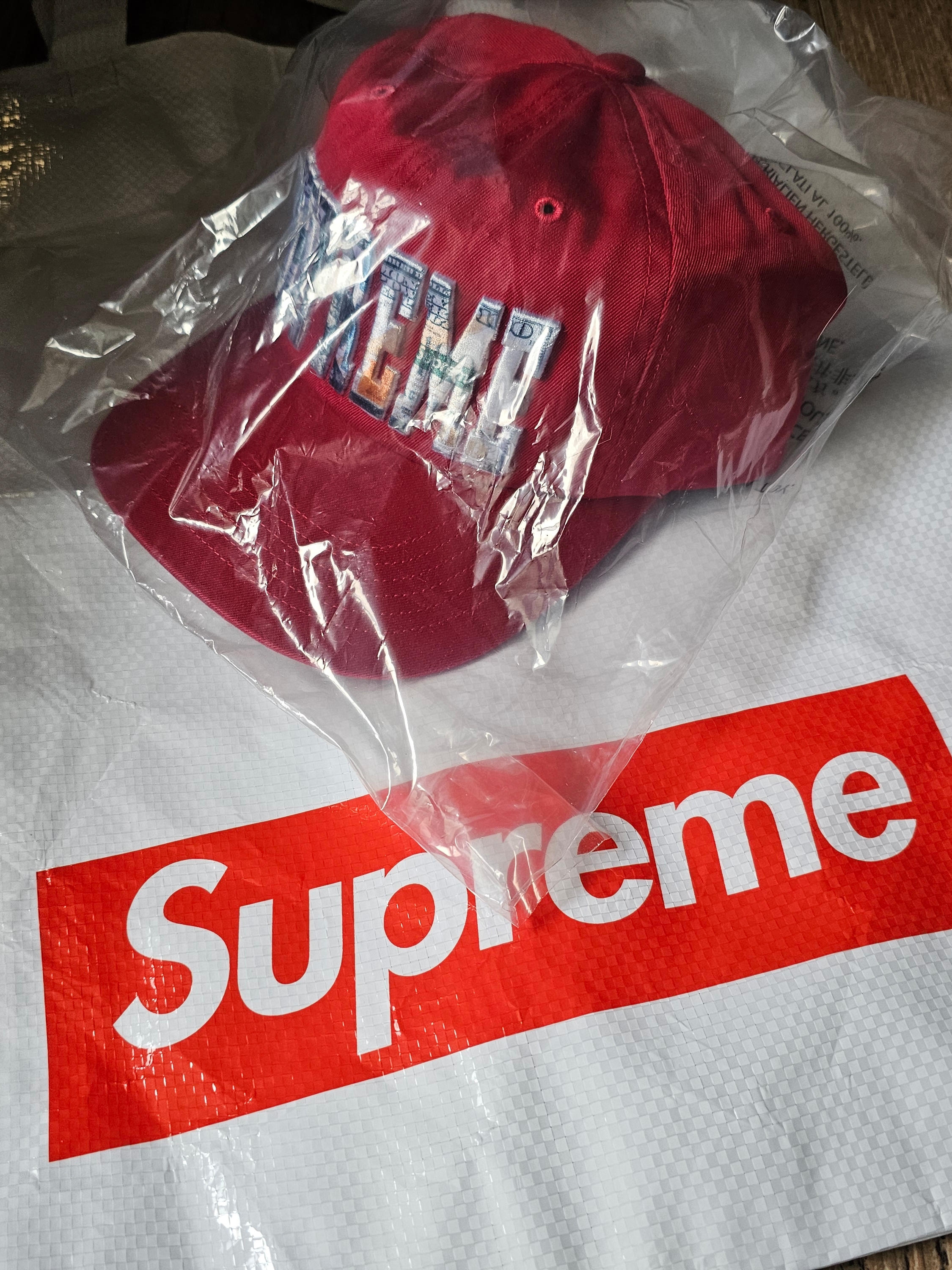Supreme Embroidered Money Logo 6-Panel Red - 26SS 착용 스타일