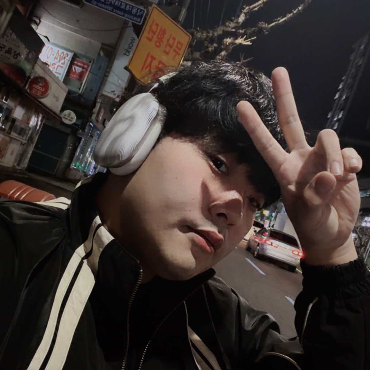 Apple AirPods Max Lightning Silver (Korean Ver.), Ader Error Bashar Jumper Noir 착용 스타일 - 1