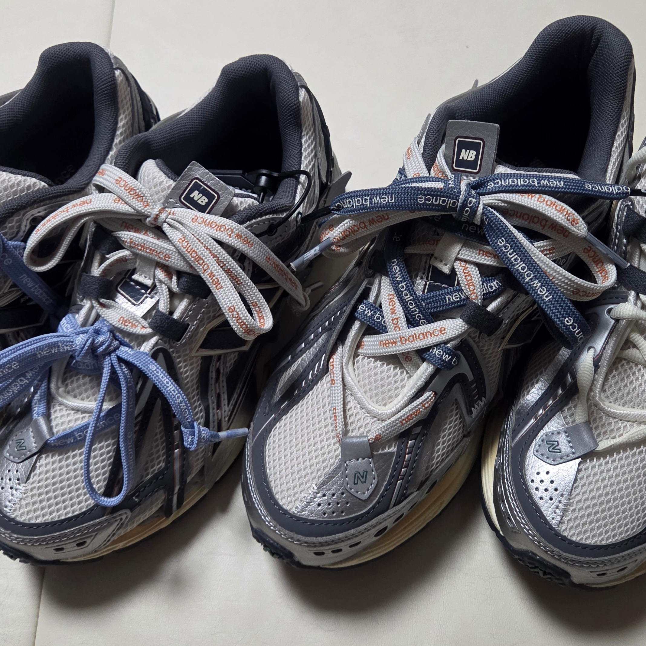 New Balance 1906A Silver Metallic Castlerock 착용 스타일 - 2