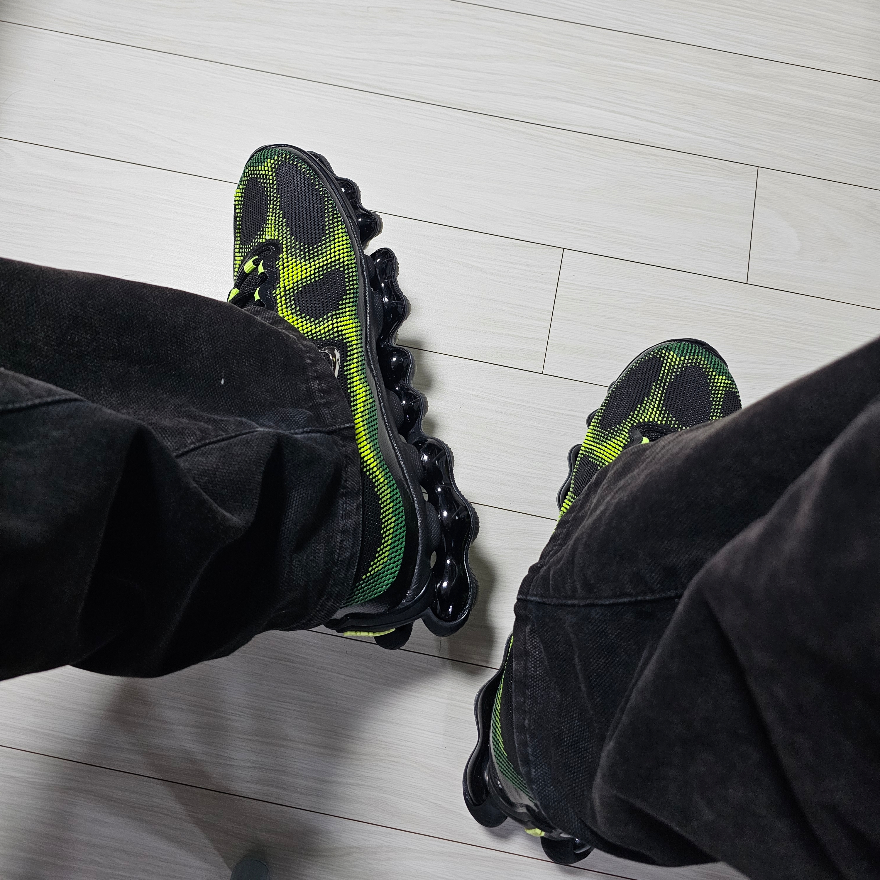 Nike Air Liquid Max Radiant Green and Green Apple 착용 스타일 - 2
