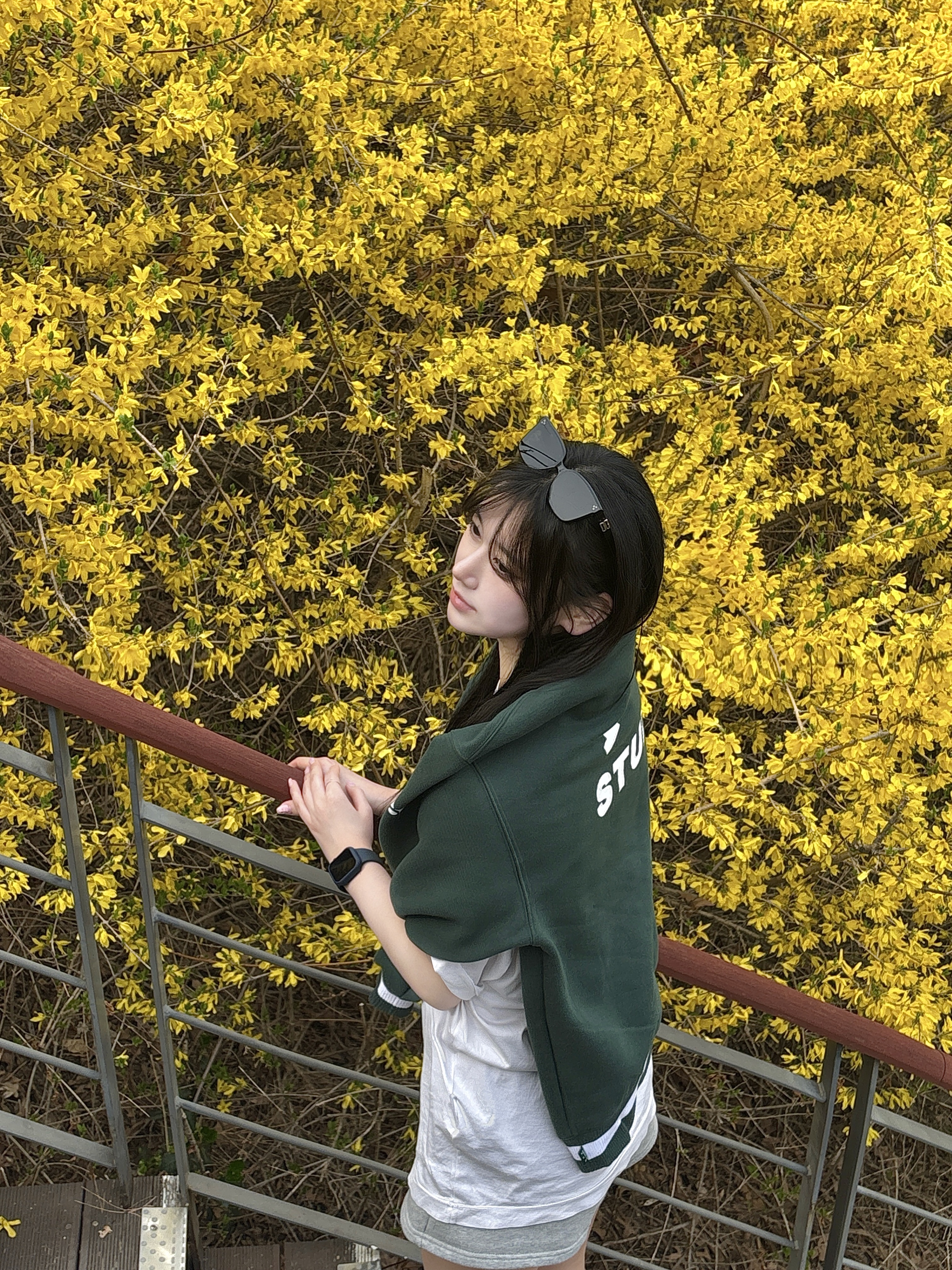 IAB Studio x Yonex Sweatshirt Green, Porter Tanker Shoulder Bag S Black 착용 스타일 - 3