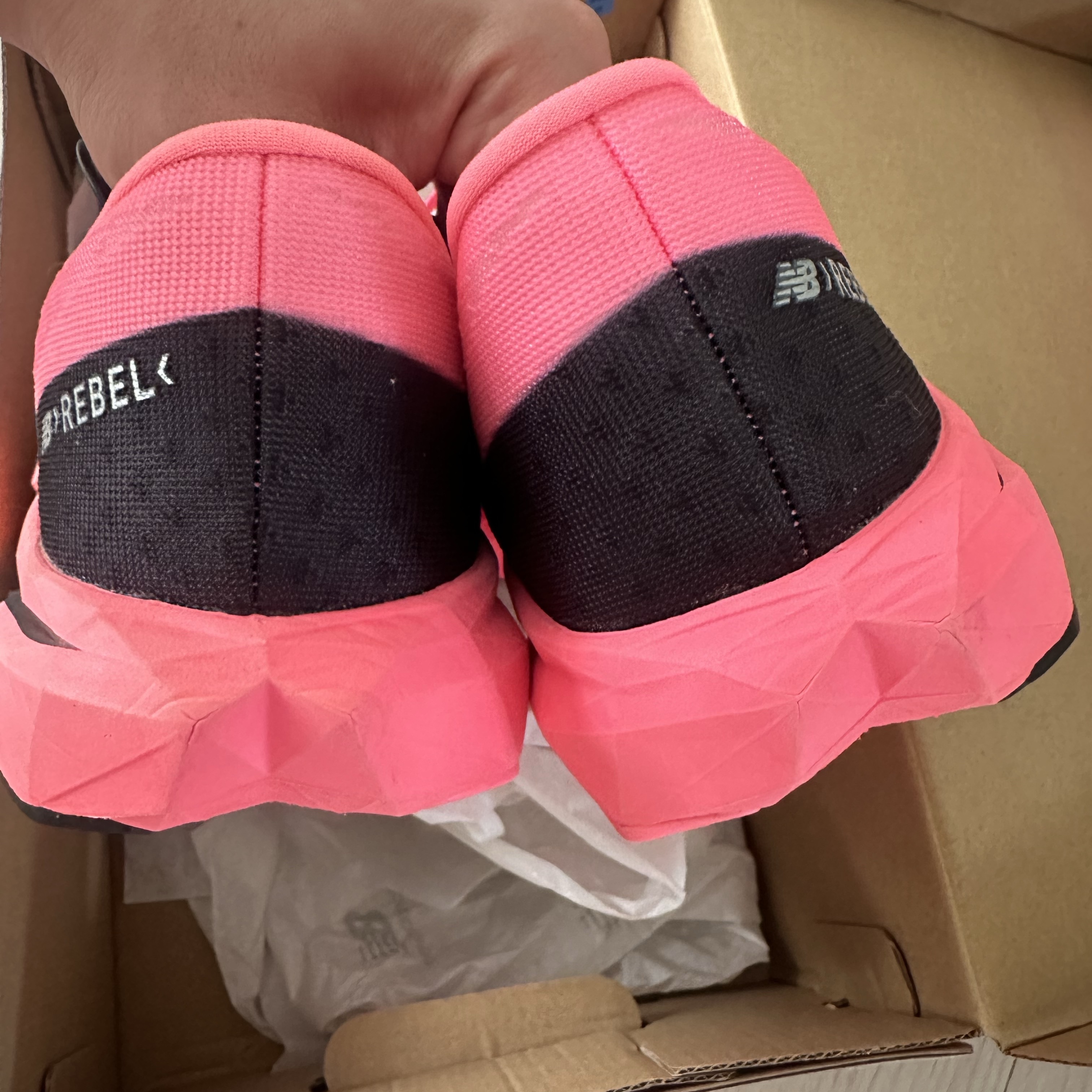 New Balance Fuelcell Rebel v4 Ultra Pink Black - 2E Wide 착용 스타일 - 1