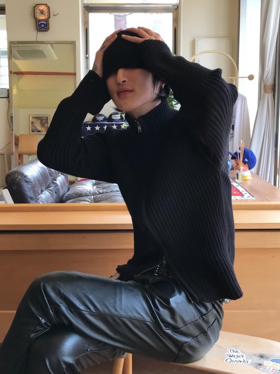 PHOS333 M Stand Neck Knit Zip-Up Black, PHOS333 M Stand Neck Knit Zip-Up Grey 착용 스타일 - 2
