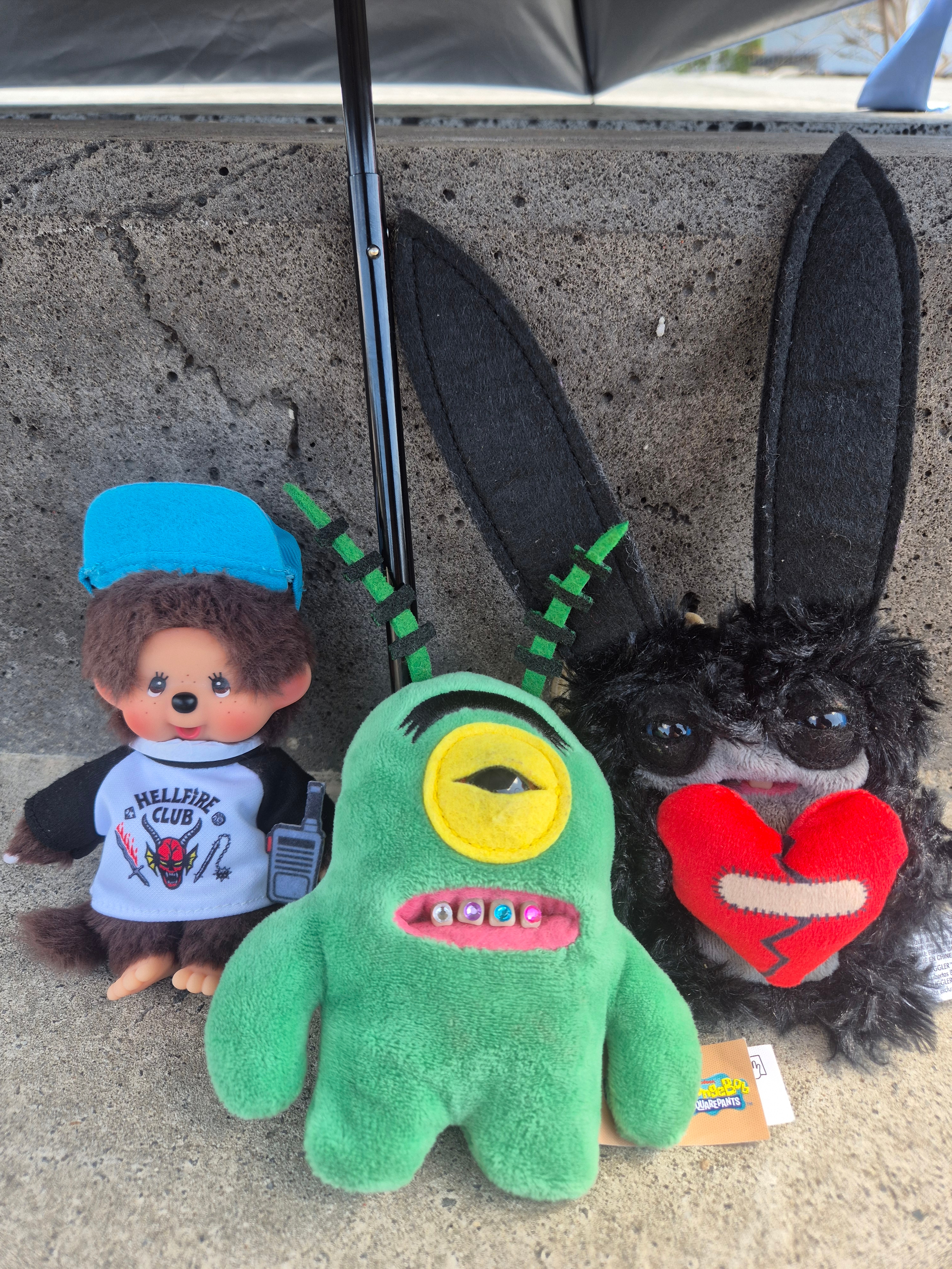Monchhichi x Strange Things Key Chain Hellfire Club, Fuggler Long Long Ear Keyring Black 착용 스타일