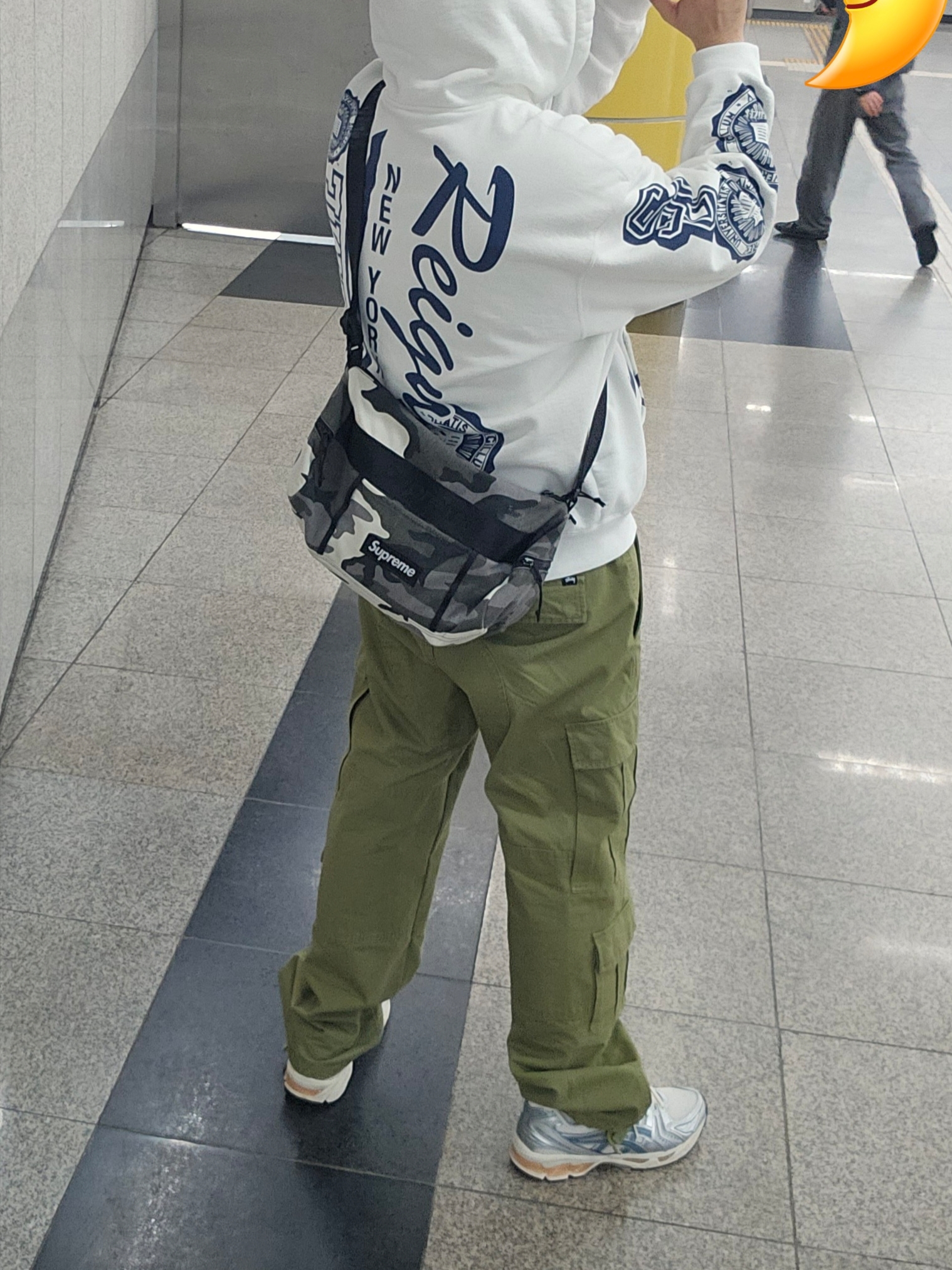 Supreme Knowledge Reigns Zip Up Hooded Sweatshirt White - 25FW, Stussy Ripstop Surplus Cargo Pants Vintage Olive 착용 스타일 - 2