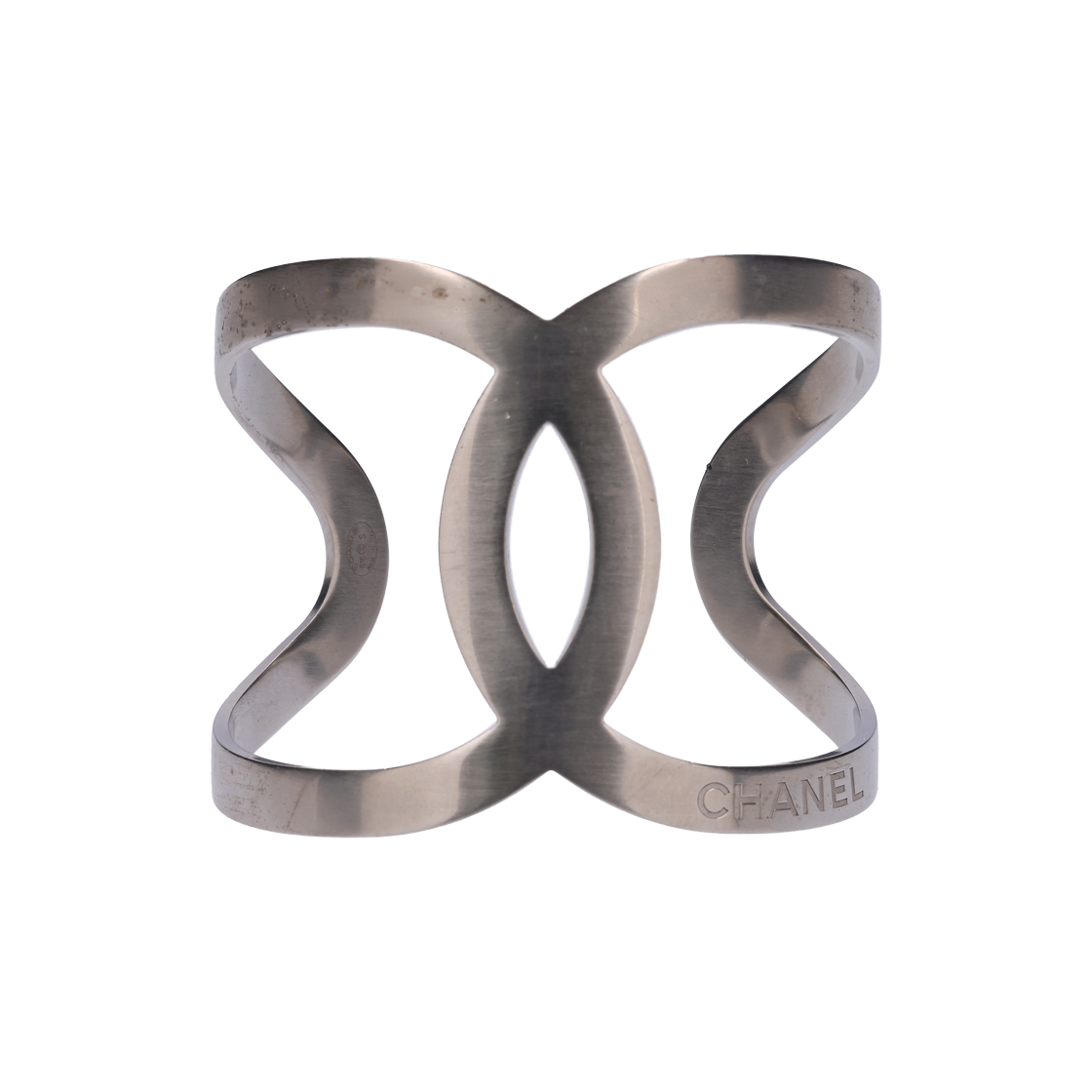 샤넬 A96052 코코 마크 오픈 뱅글 브레이슬릿 메탈 실버(Chanel A96052 Coco Mark Open Bangle Bracelet in Silver Metal) - 1