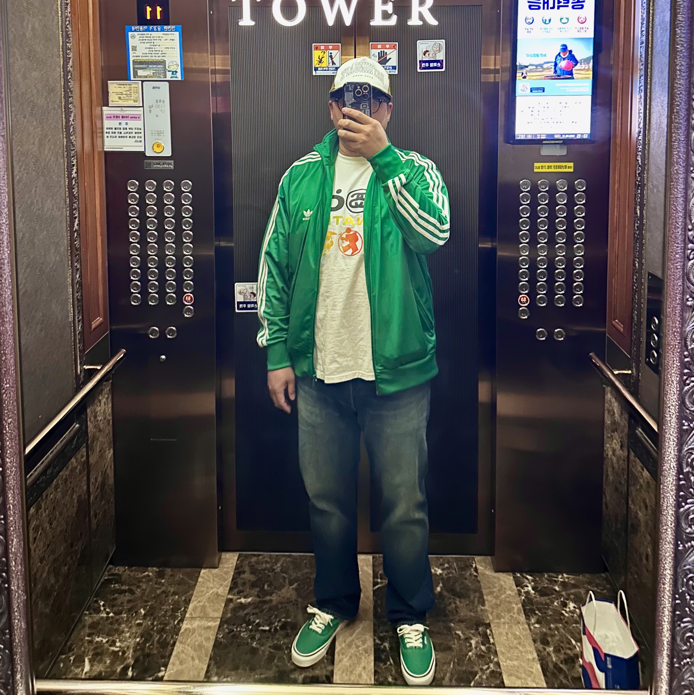 Stussy x Cactus Plant Flea Market International T-Shirt White, Vans Authentic 44 DX Anaheim Factory Emerald Green 착용 스타일 - 1