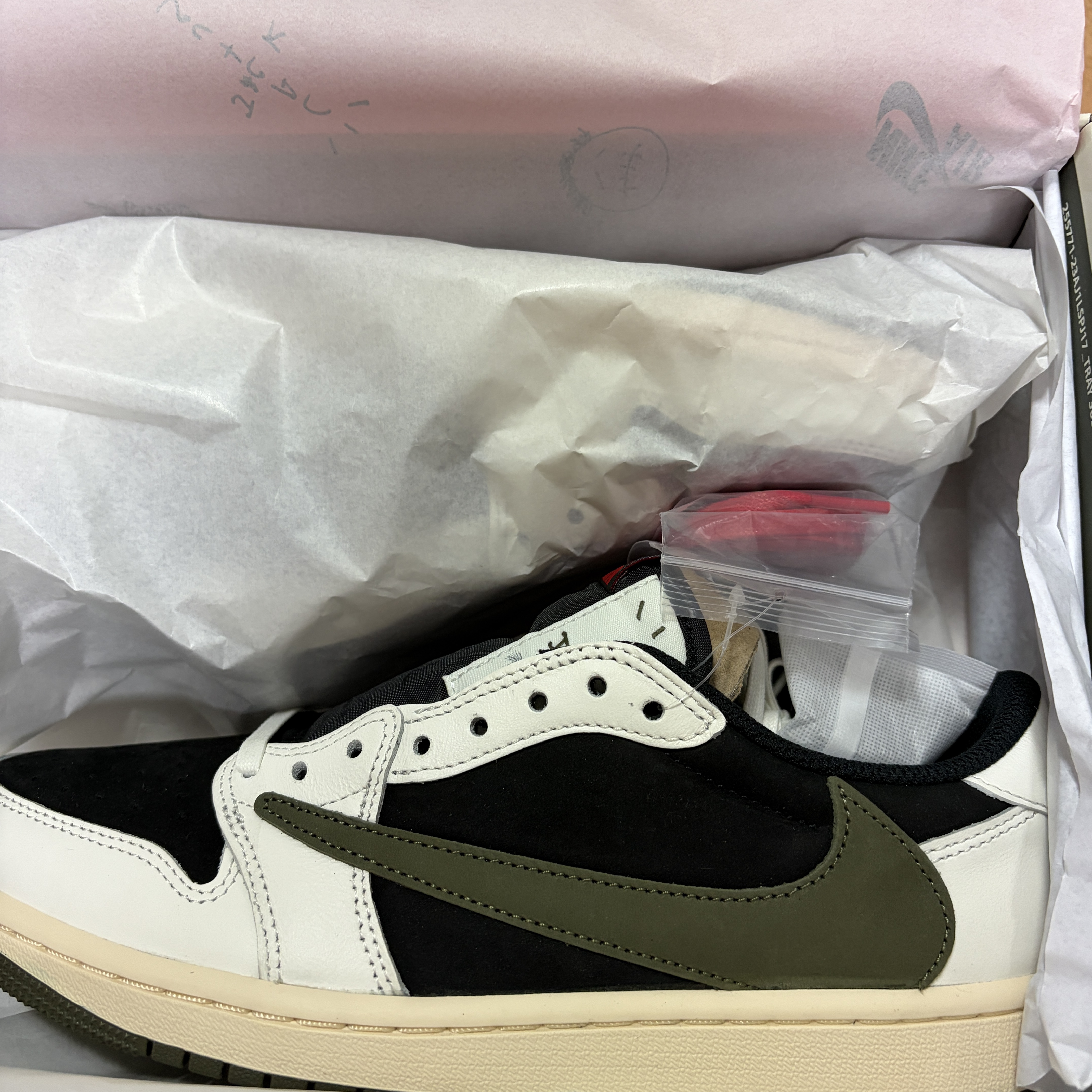 (W) Jordan 1 x Travis Scott Retro Low OG SP Medium Olive 착용 스타일